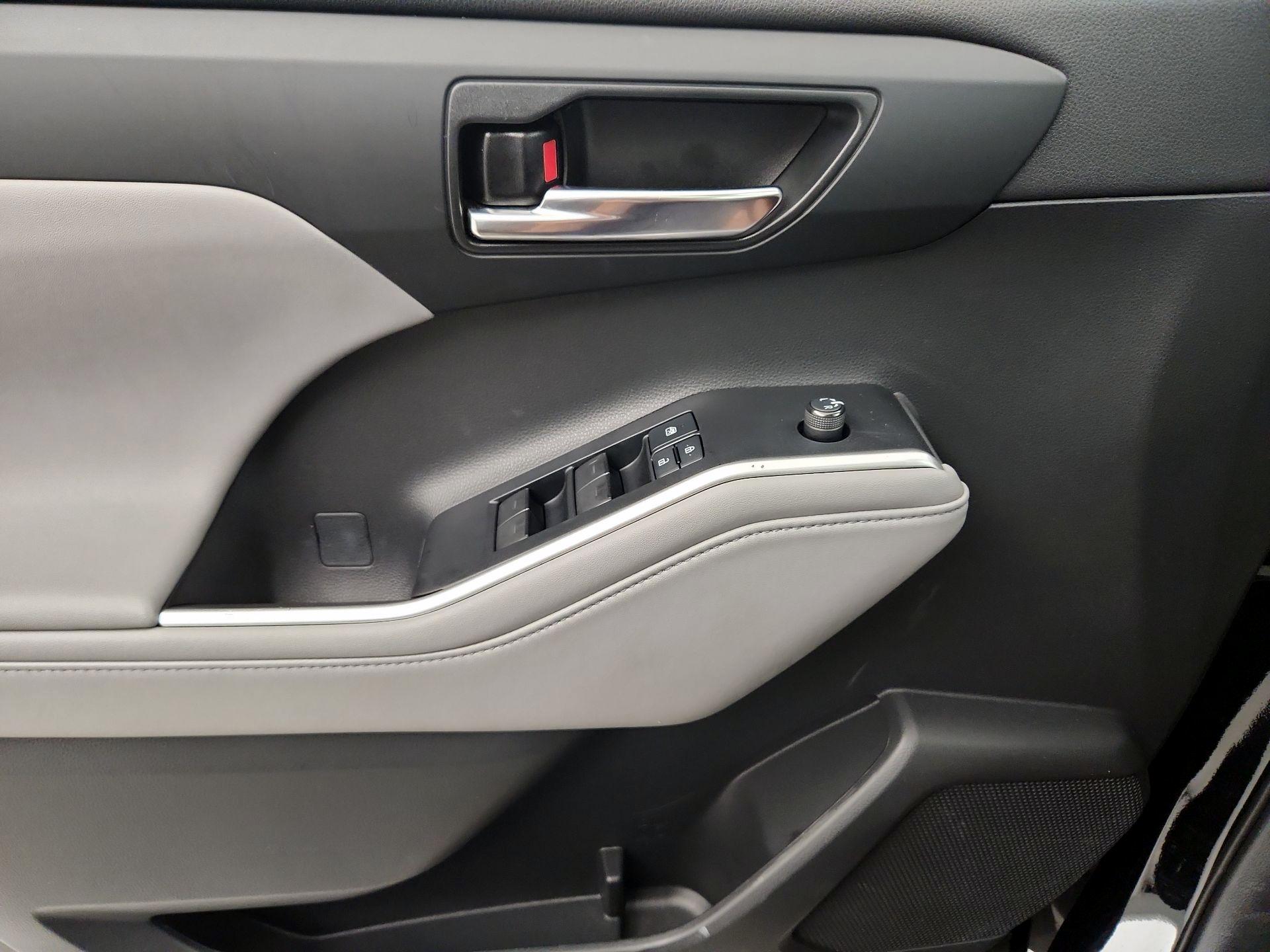 Thumbnail: 2021 Toyota Highlander - 12