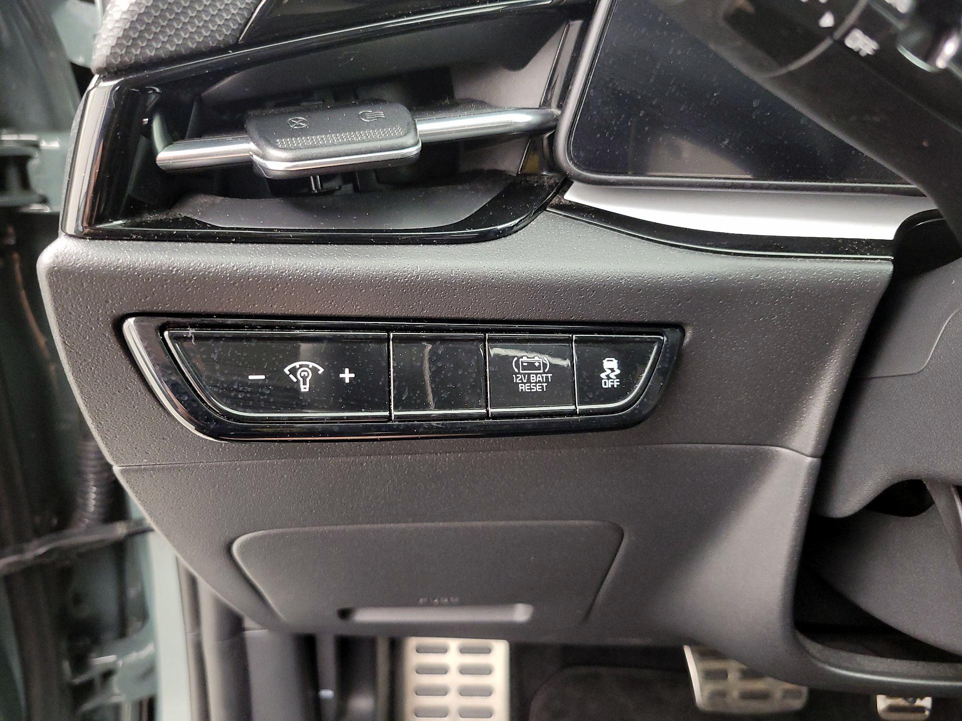 Thumbnail: 2023 Kia Niro - 13