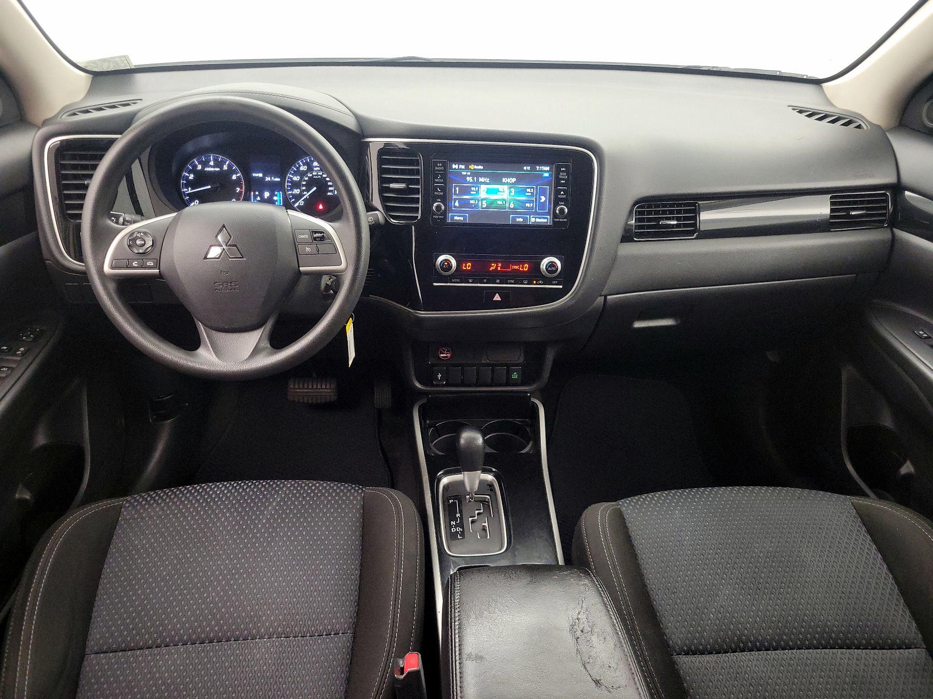 Thumbnail: 2020 Mitsubishi Outlander - 9
