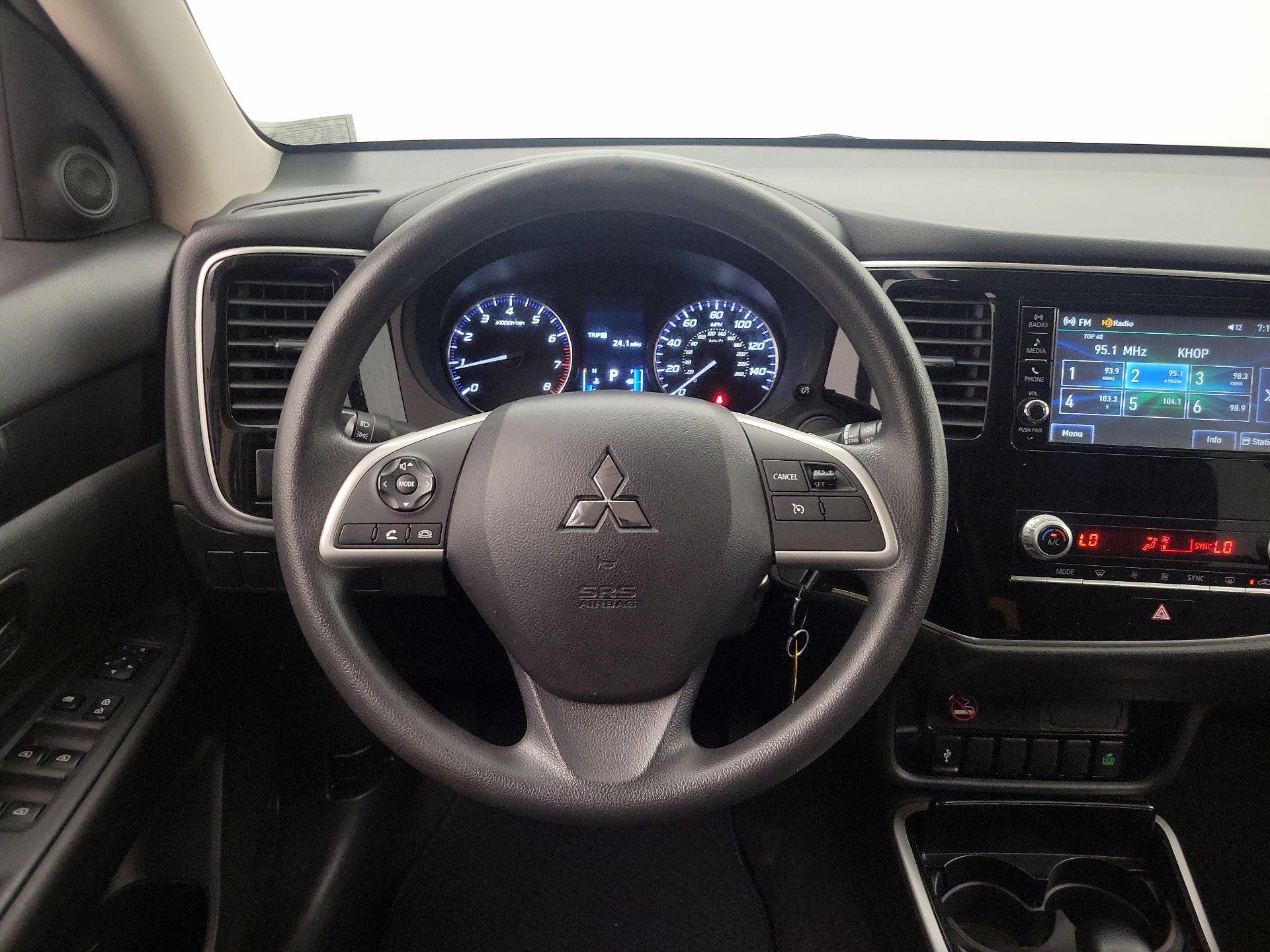 Thumbnail: 2020 Mitsubishi Outlander - 10