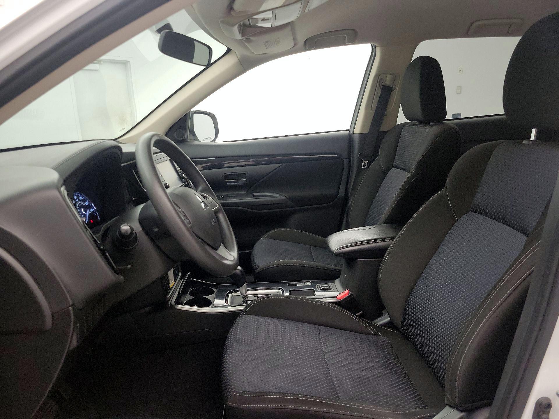 Thumbnail: 2020 Mitsubishi Outlander - 11