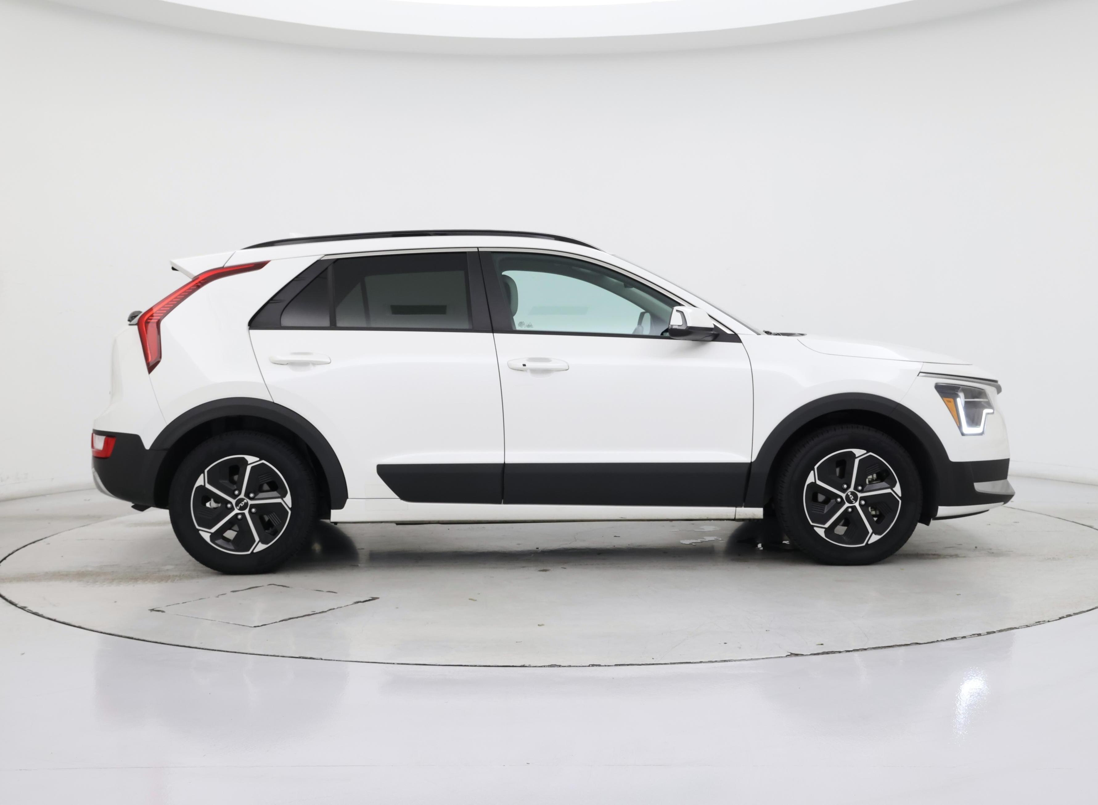Thumbnail: 2023 Kia Niro - 7