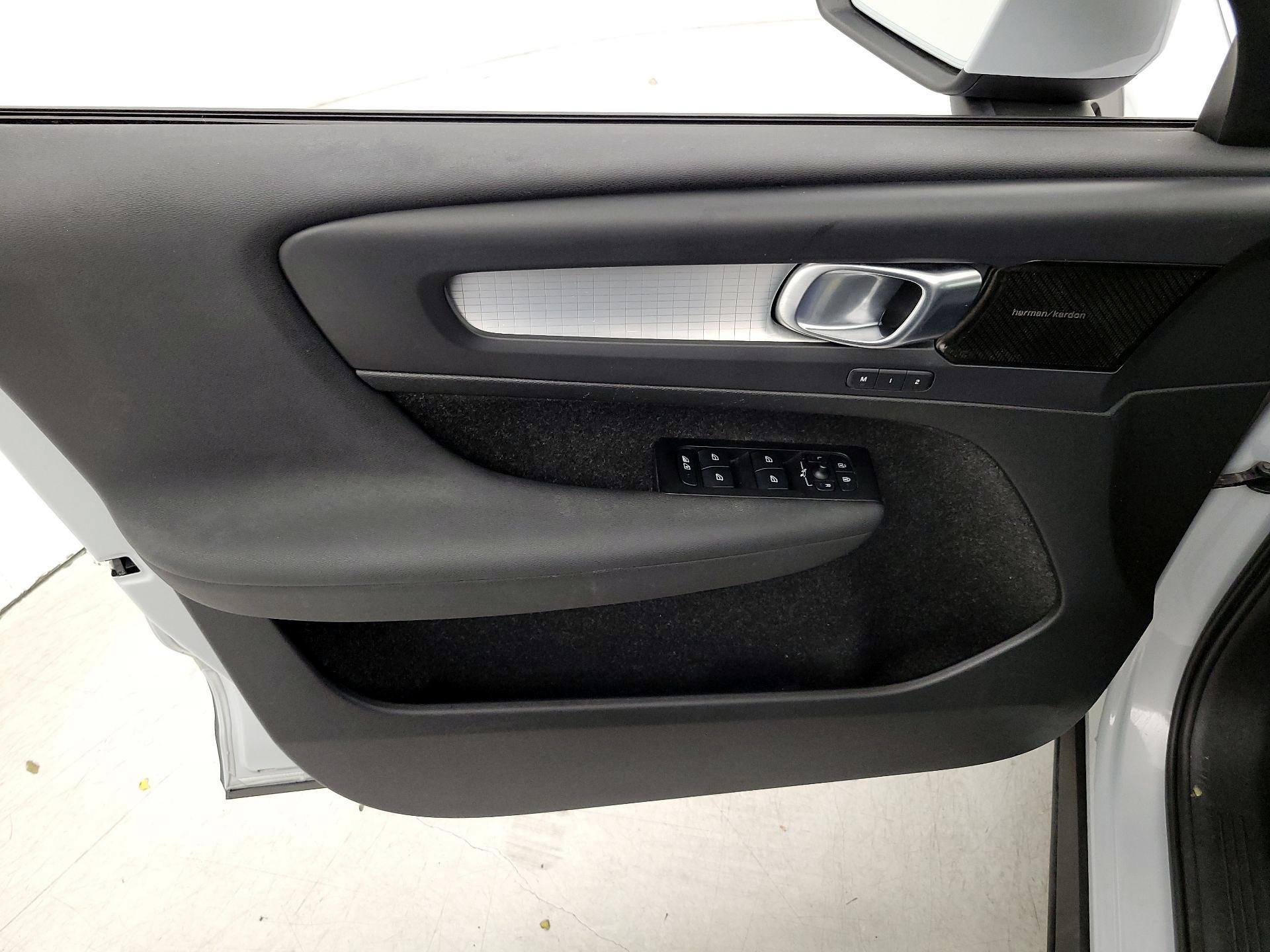 Thumbnail: 2021 Volvo XC40 - 12
