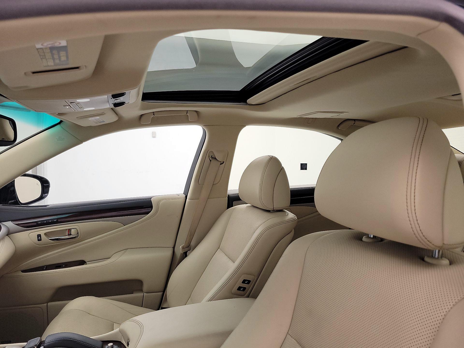 Thumbnail: 2016 Lexus LS - 18