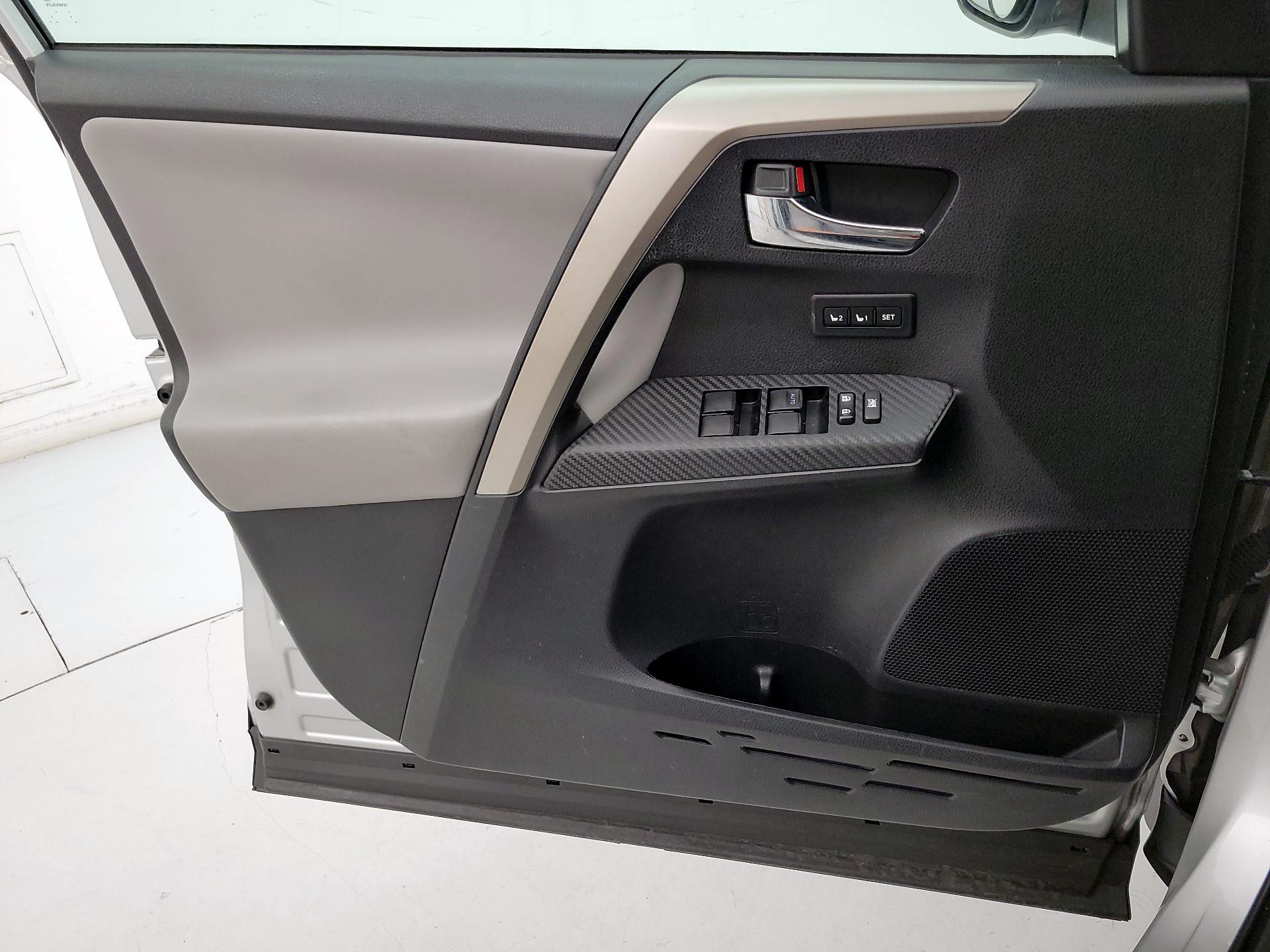 Thumbnail: 2015 Toyota RAV4 - 12