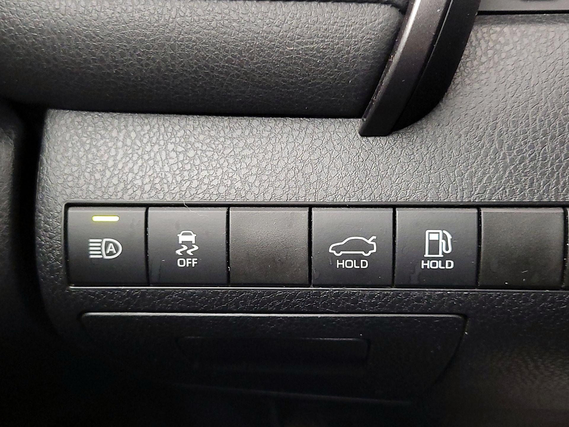 Thumbnail: 2019 Toyota Camry - 13
