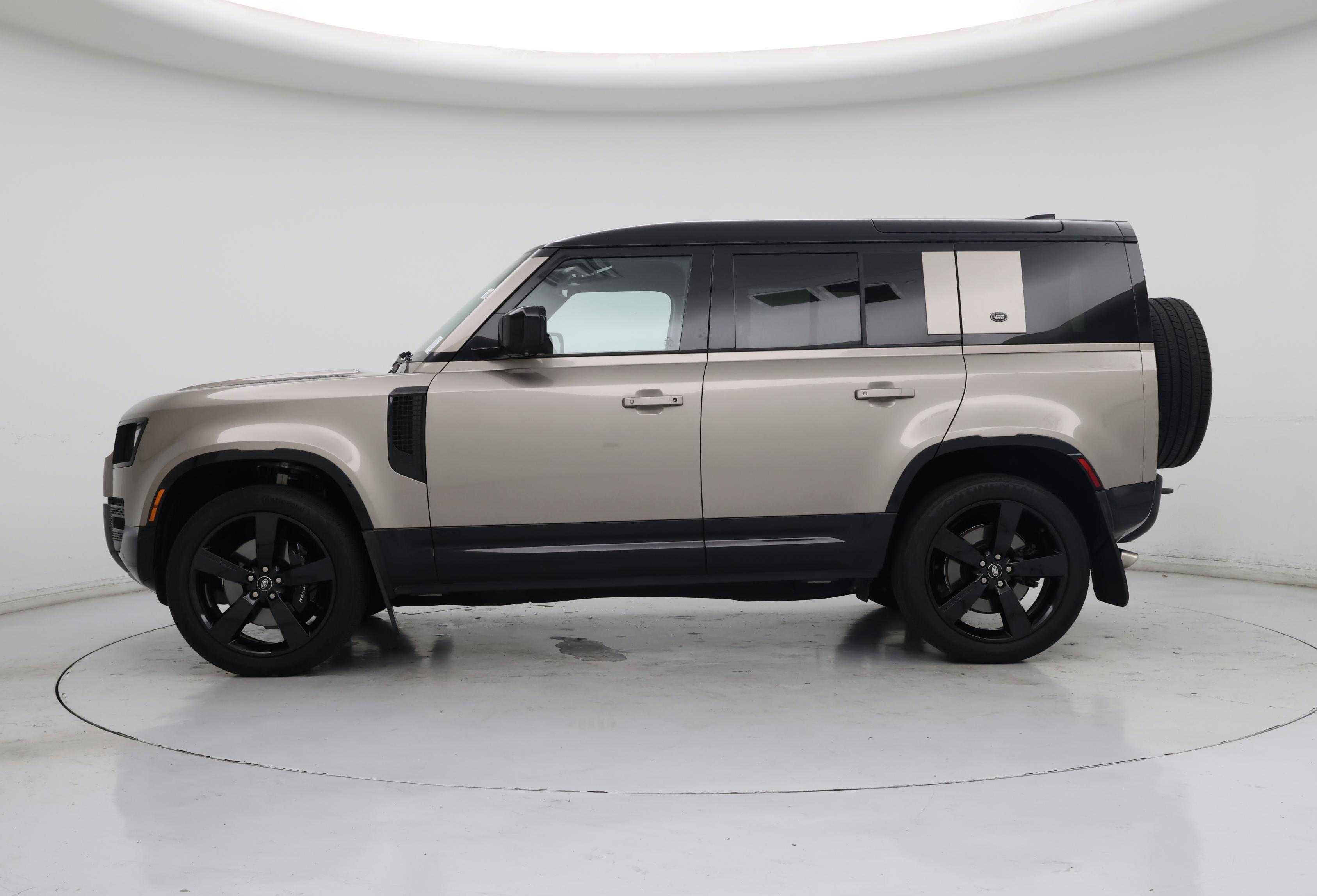 Thumbnail: 2023 Land Rover Defender - 3