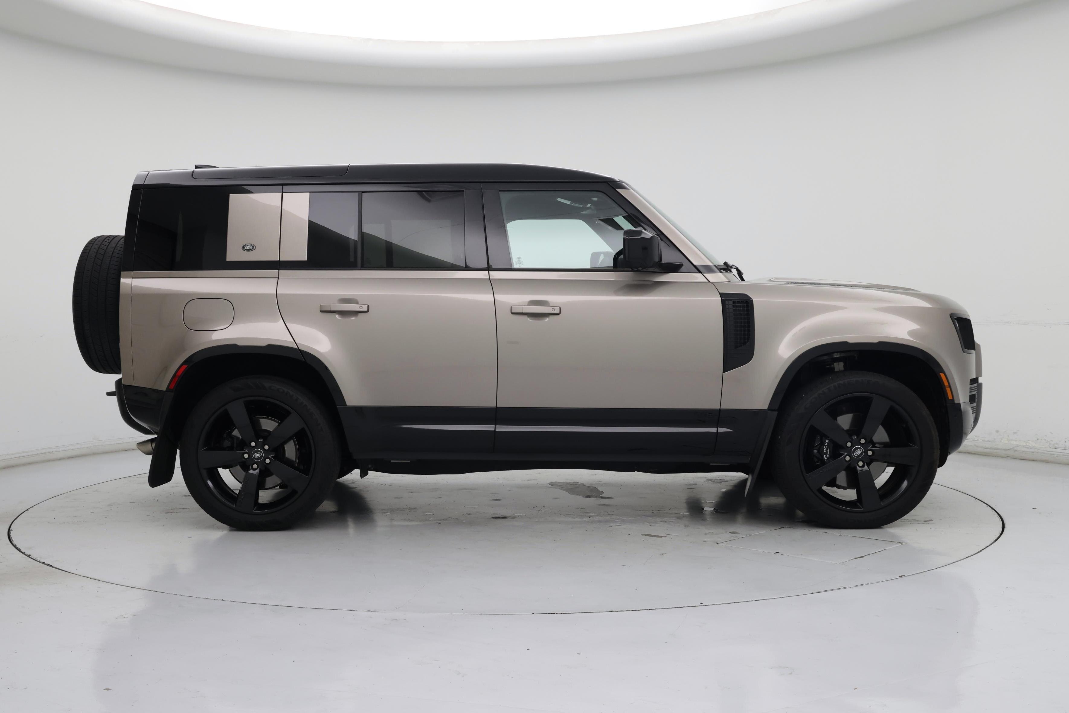 Thumbnail: 2023 Land Rover Defender - 7