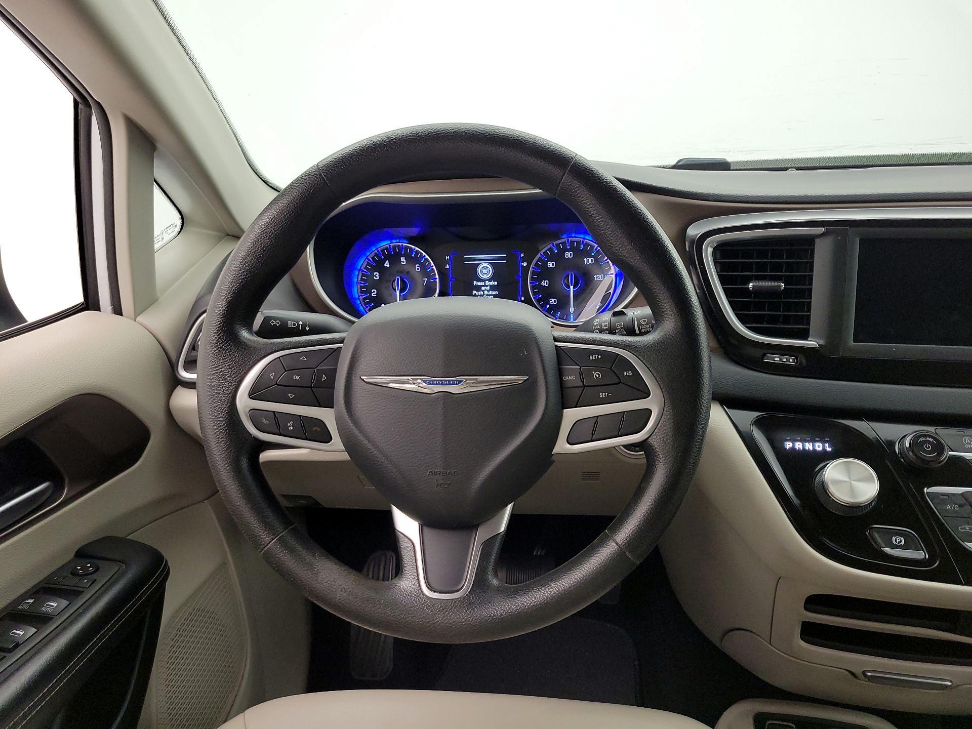 Thumbnail: 2021 Chrysler Voyager - 10