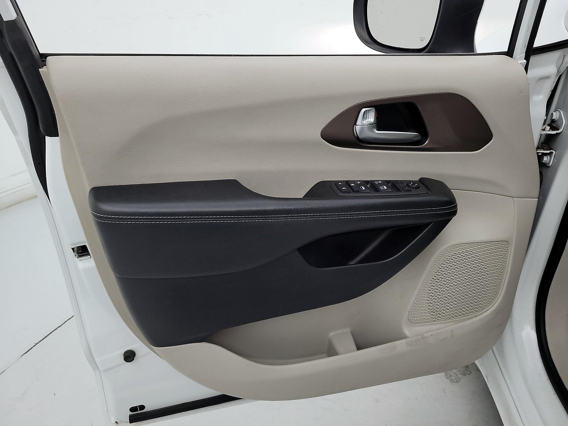 Thumbnail: 2021 Chrysler Voyager - 12