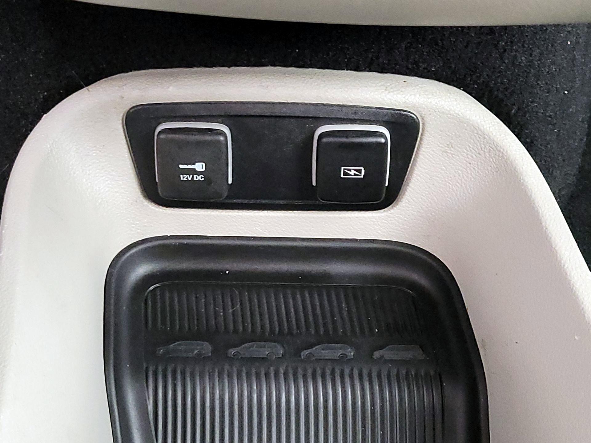 Thumbnail: 2021 Chrysler Voyager - 18