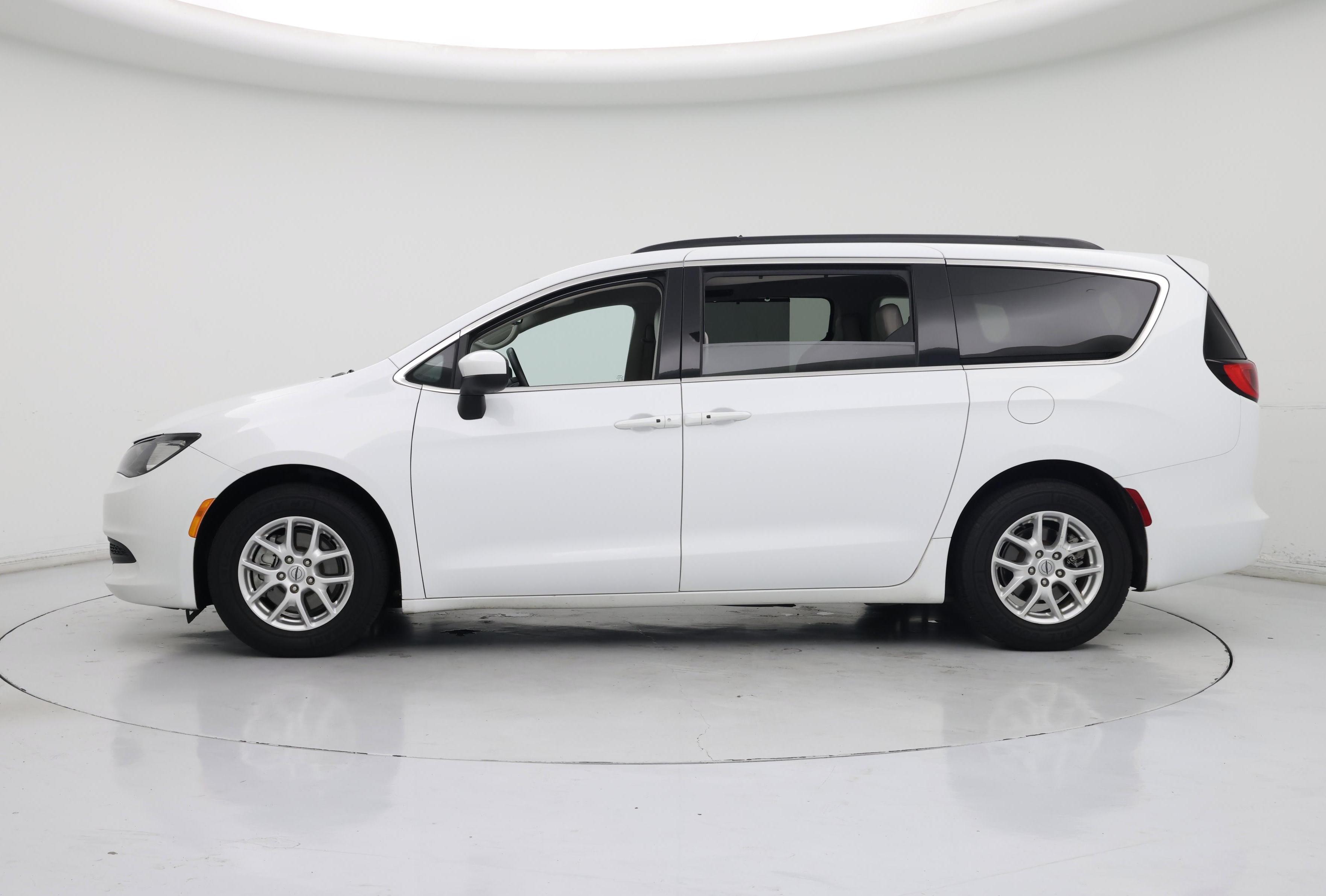 Thumbnail: 2021 Chrysler Voyager - 3