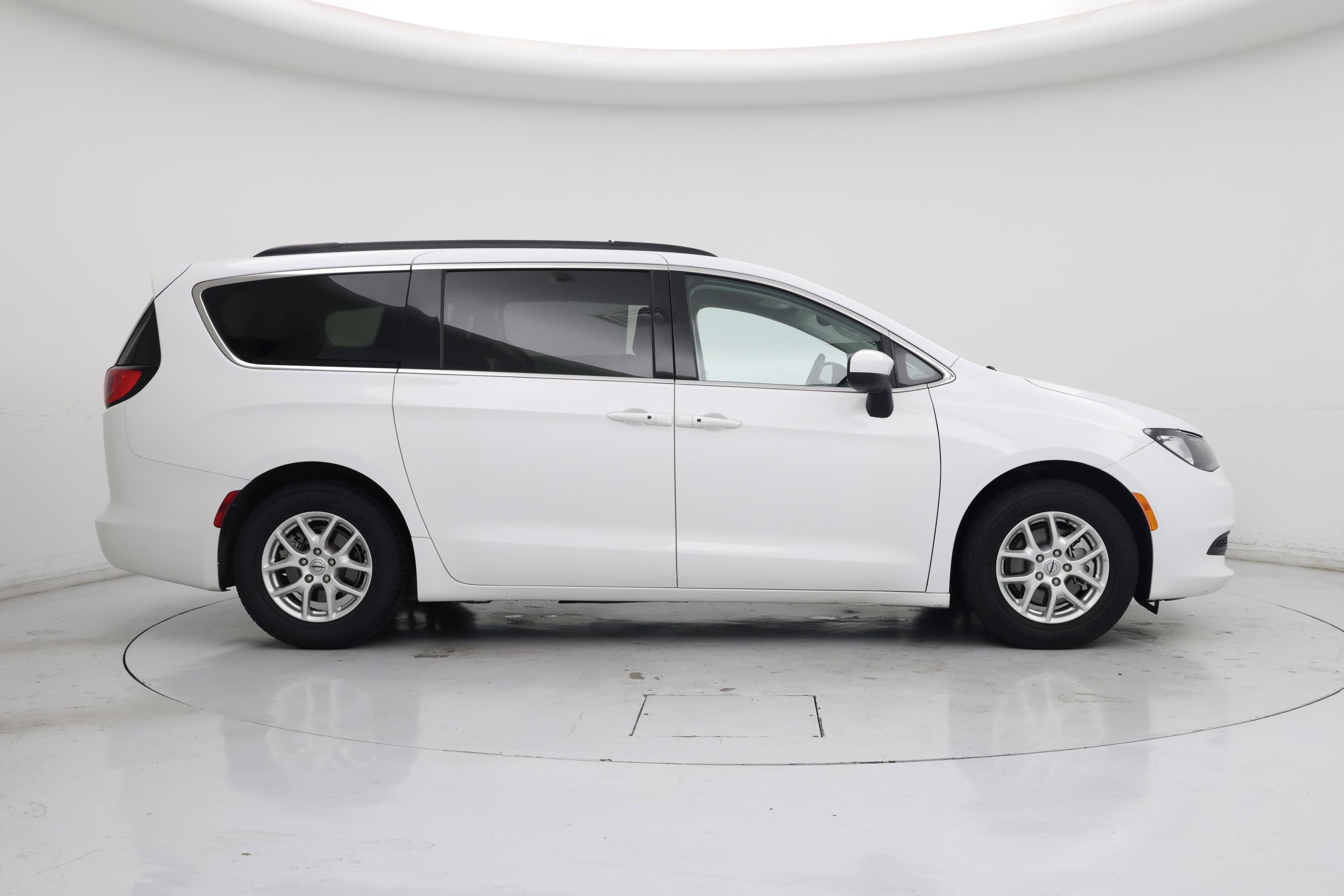Thumbnail: 2021 Chrysler Voyager - 7