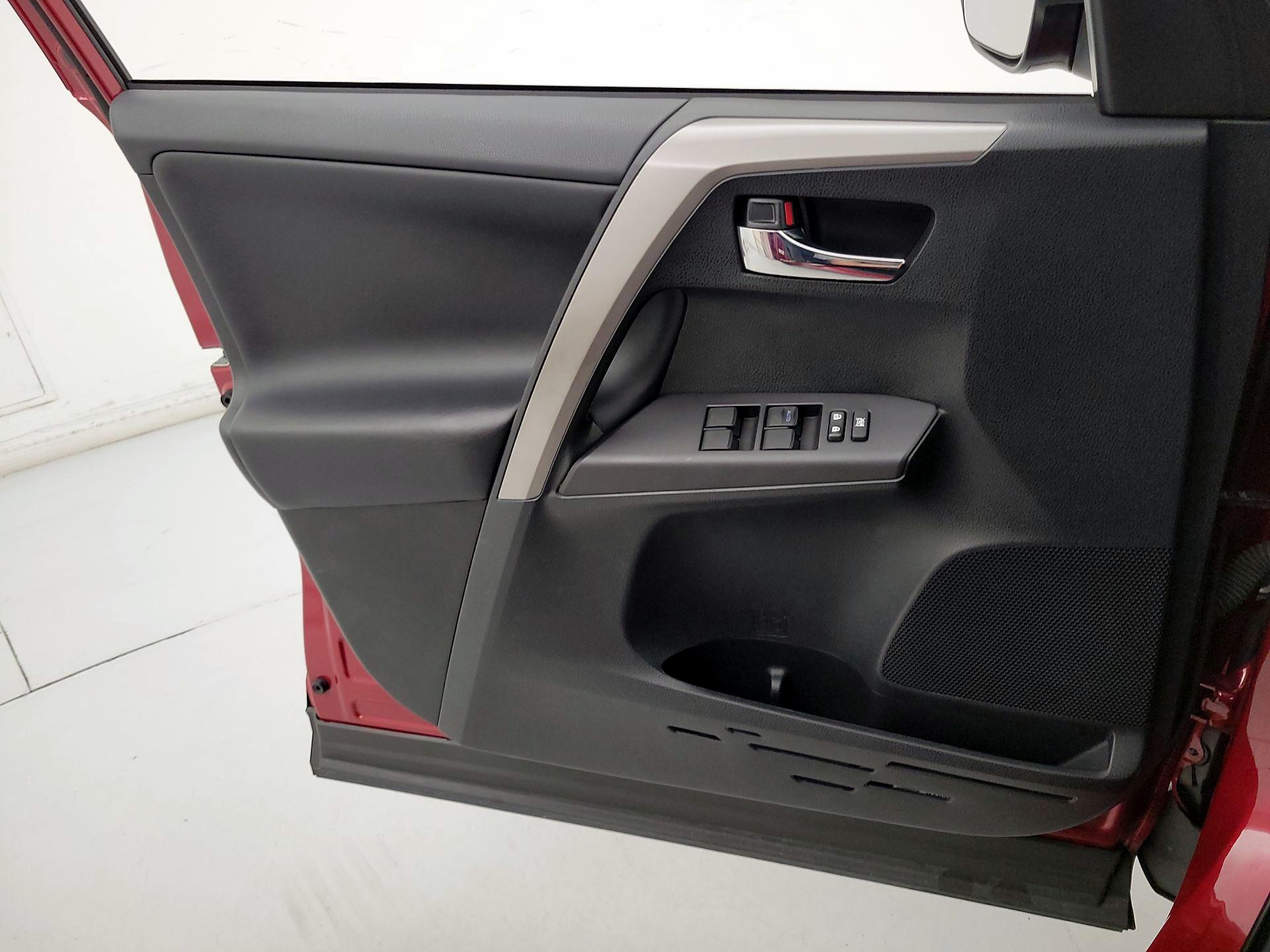 Thumbnail: 2018 Toyota RAV4 - 12