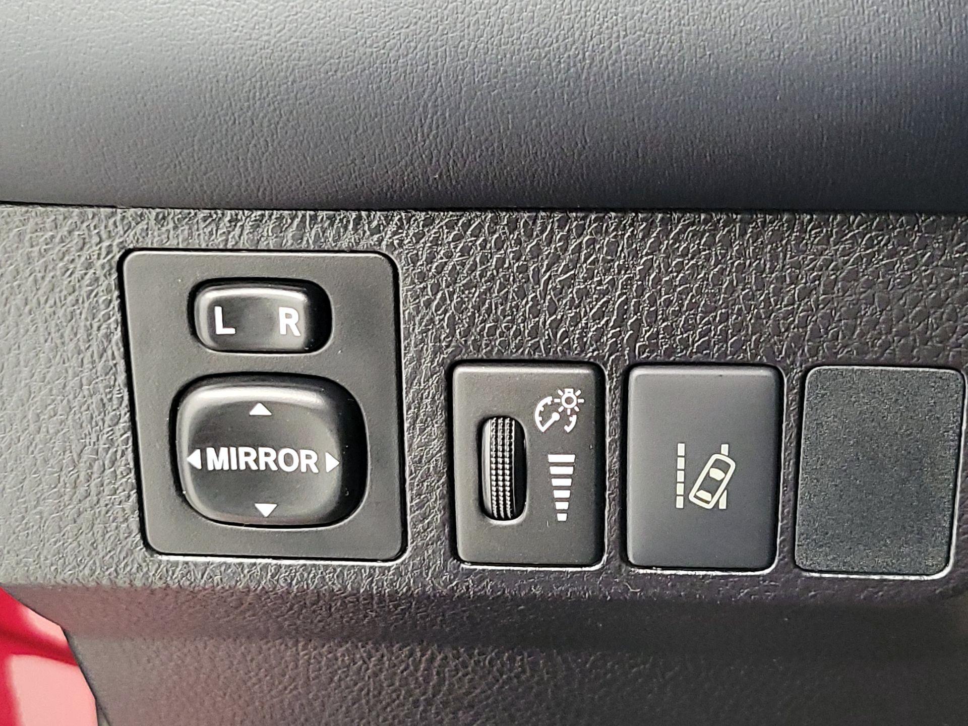 Thumbnail: 2018 Toyota RAV4 - 13