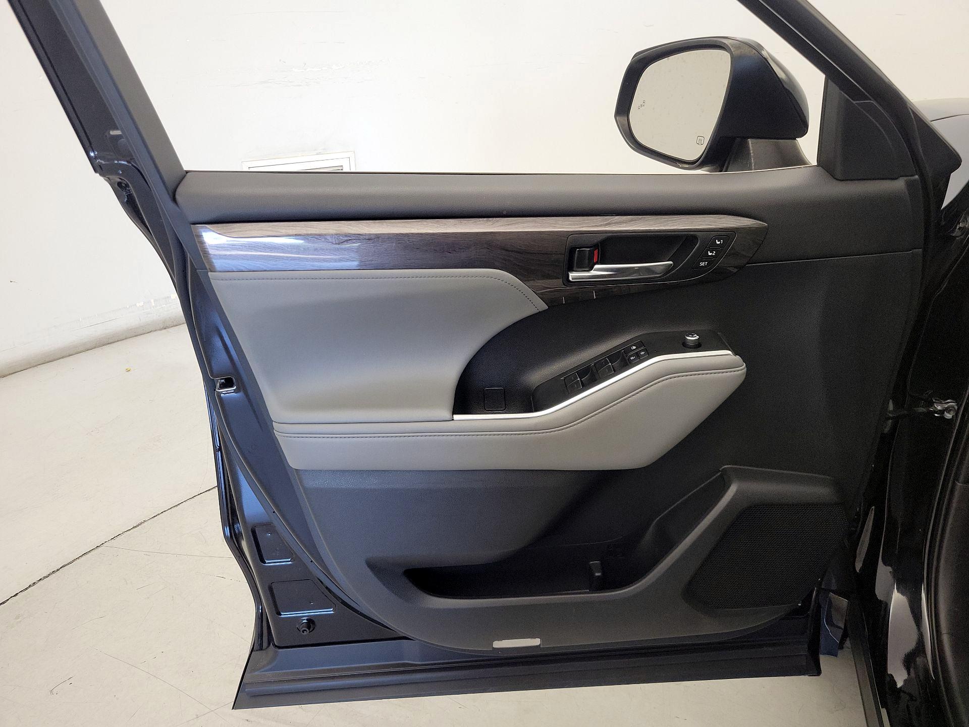 Thumbnail: 2021 Toyota Highlander - 12