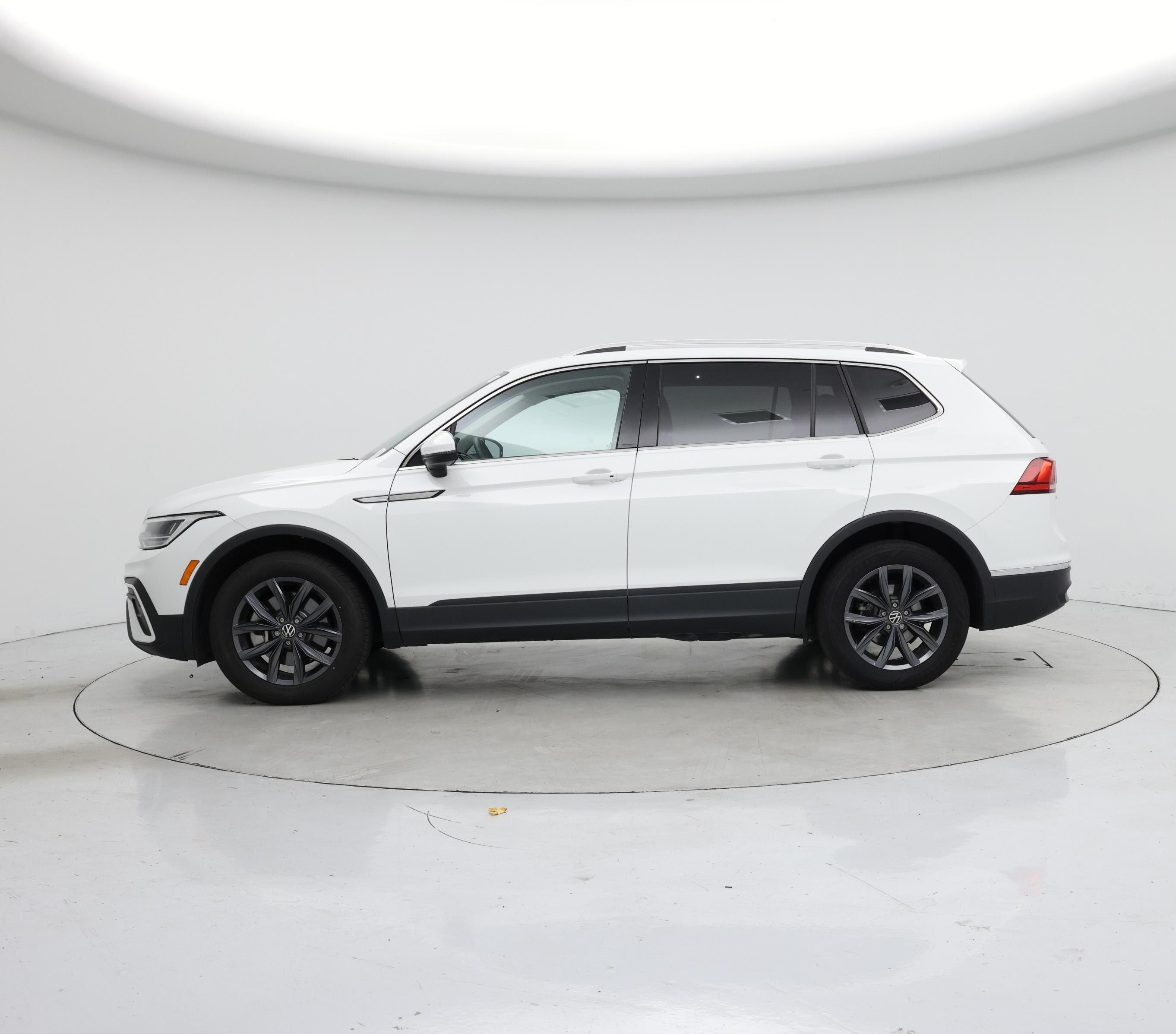 Thumbnail: 2022 Volkswagen Tiguan - 3