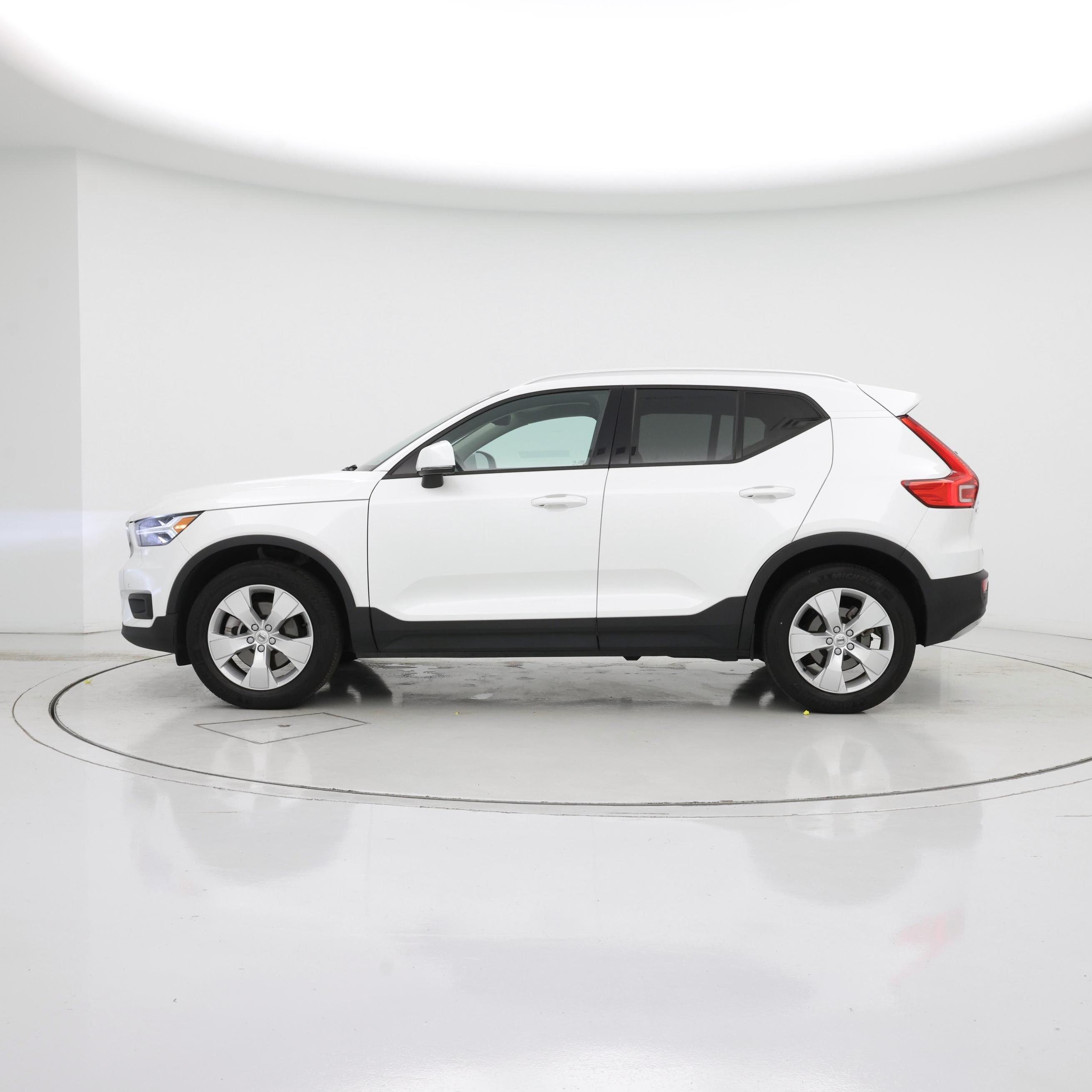 Thumbnail: 2022 Volvo XC40 - 3