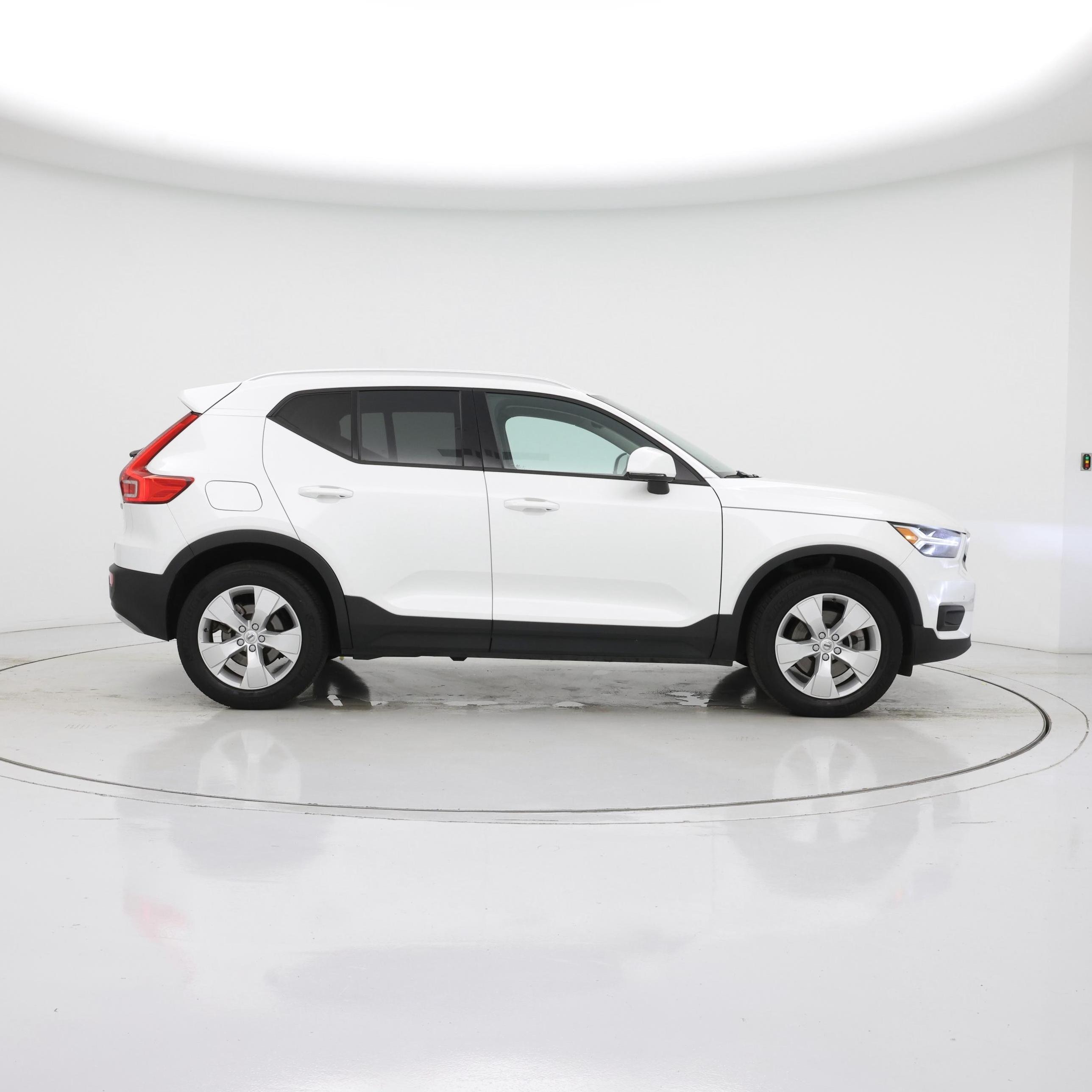 Thumbnail: 2022 Volvo XC40 - 7