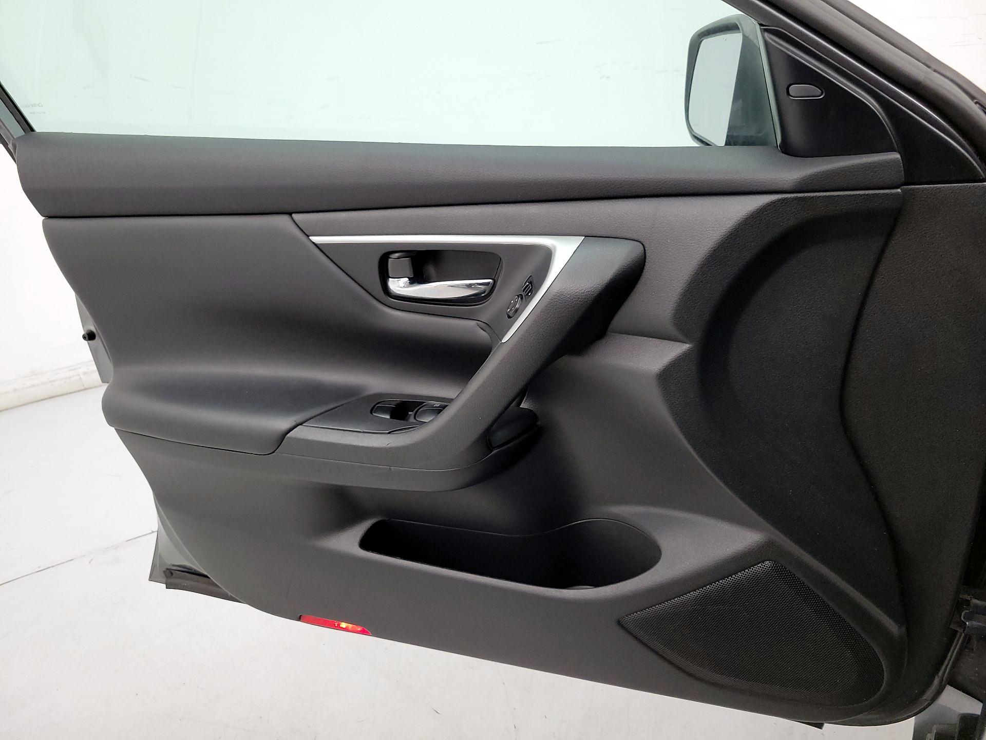 Thumbnail: 2016 Nissan Altima - 12