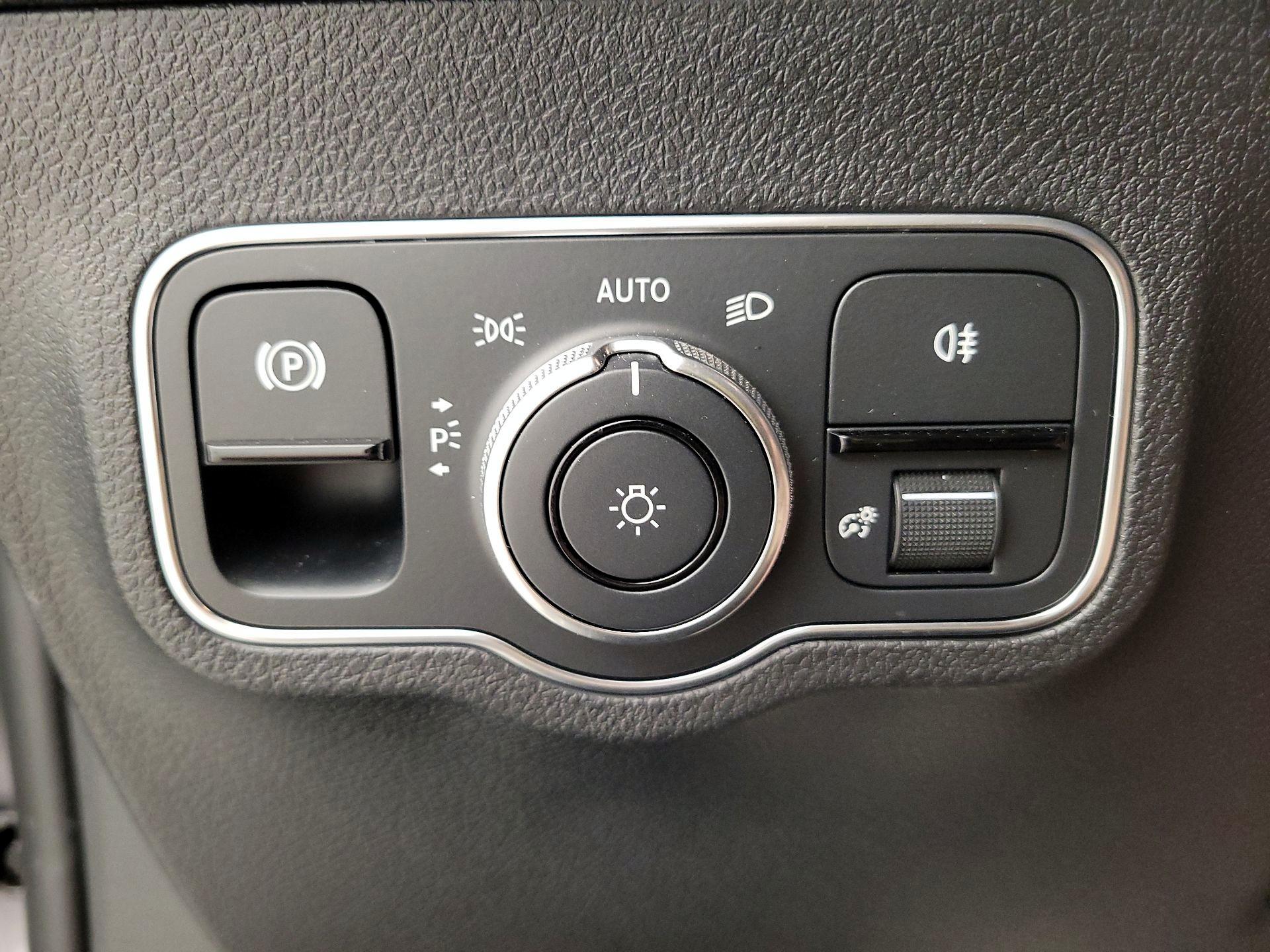 Thumbnail: 2022 Mercedes-Benz GLB - 13