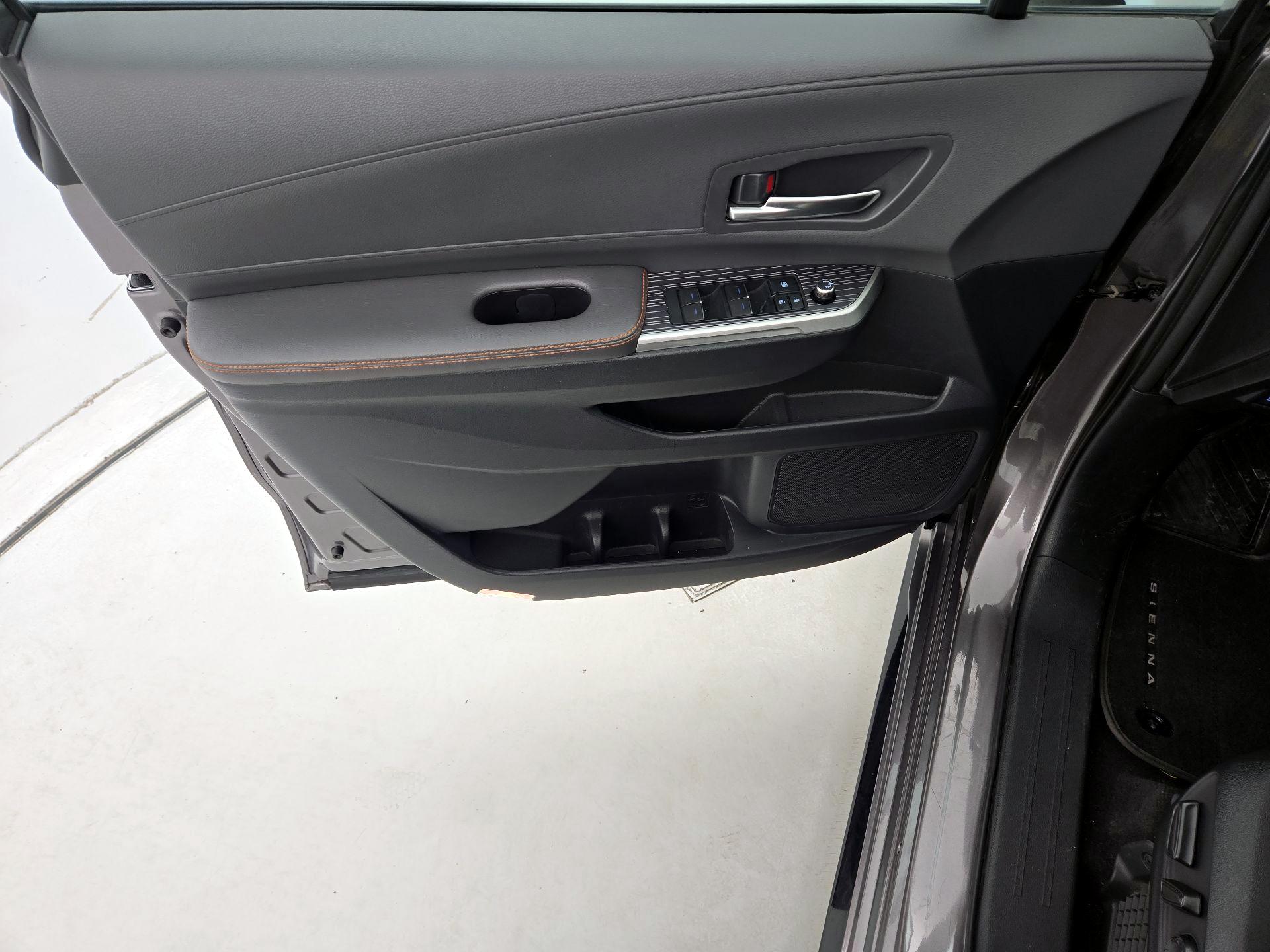 Thumbnail: 2021 Toyota Sienna - 12