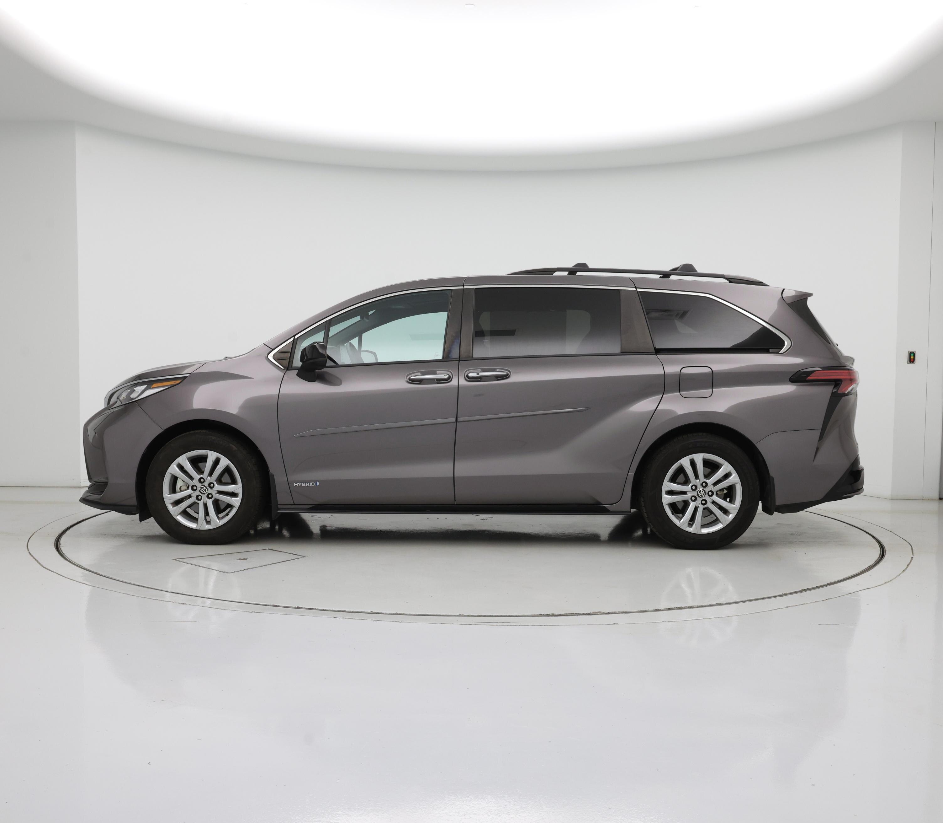 Thumbnail: 2021 Toyota Sienna - 3