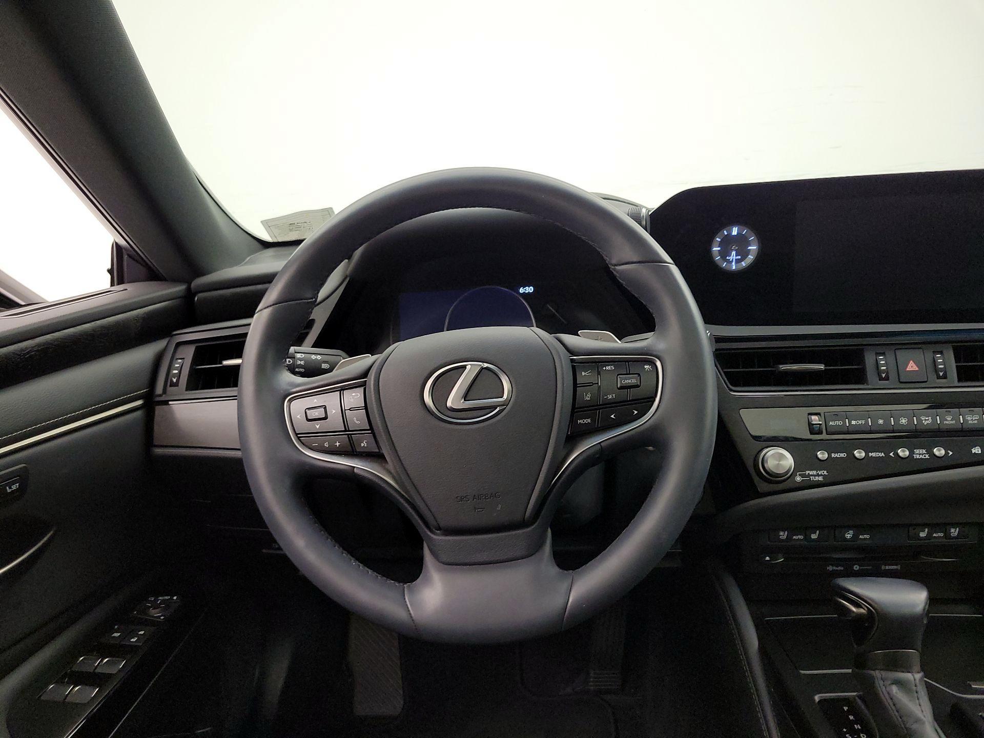 Thumbnail: 2022 Lexus ES - 10