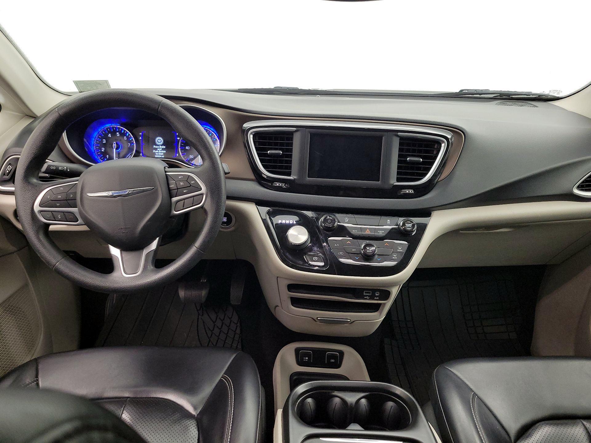 Thumbnail: 2020 Chrysler Voyager - 9