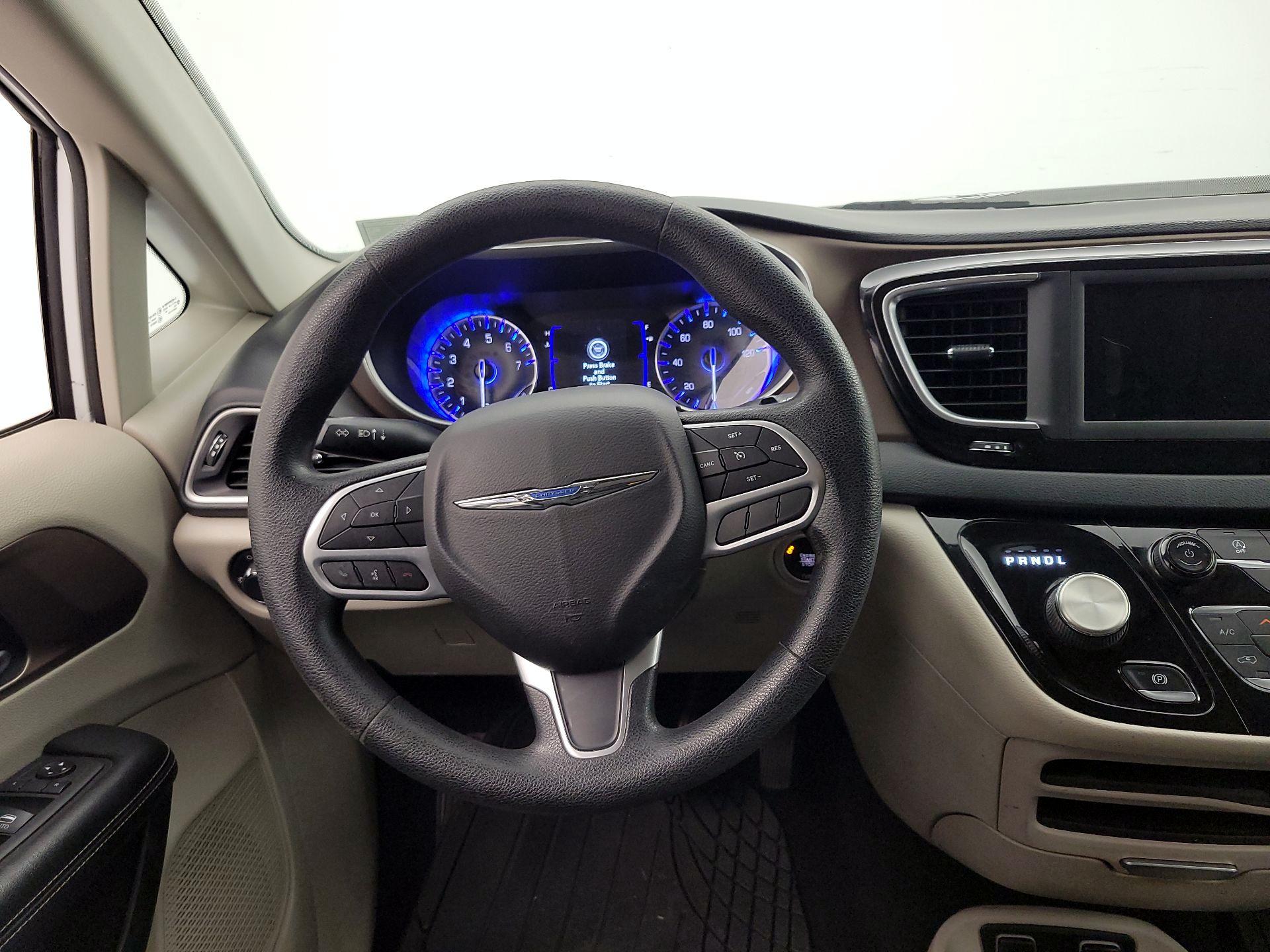 Thumbnail: 2020 Chrysler Voyager - 10