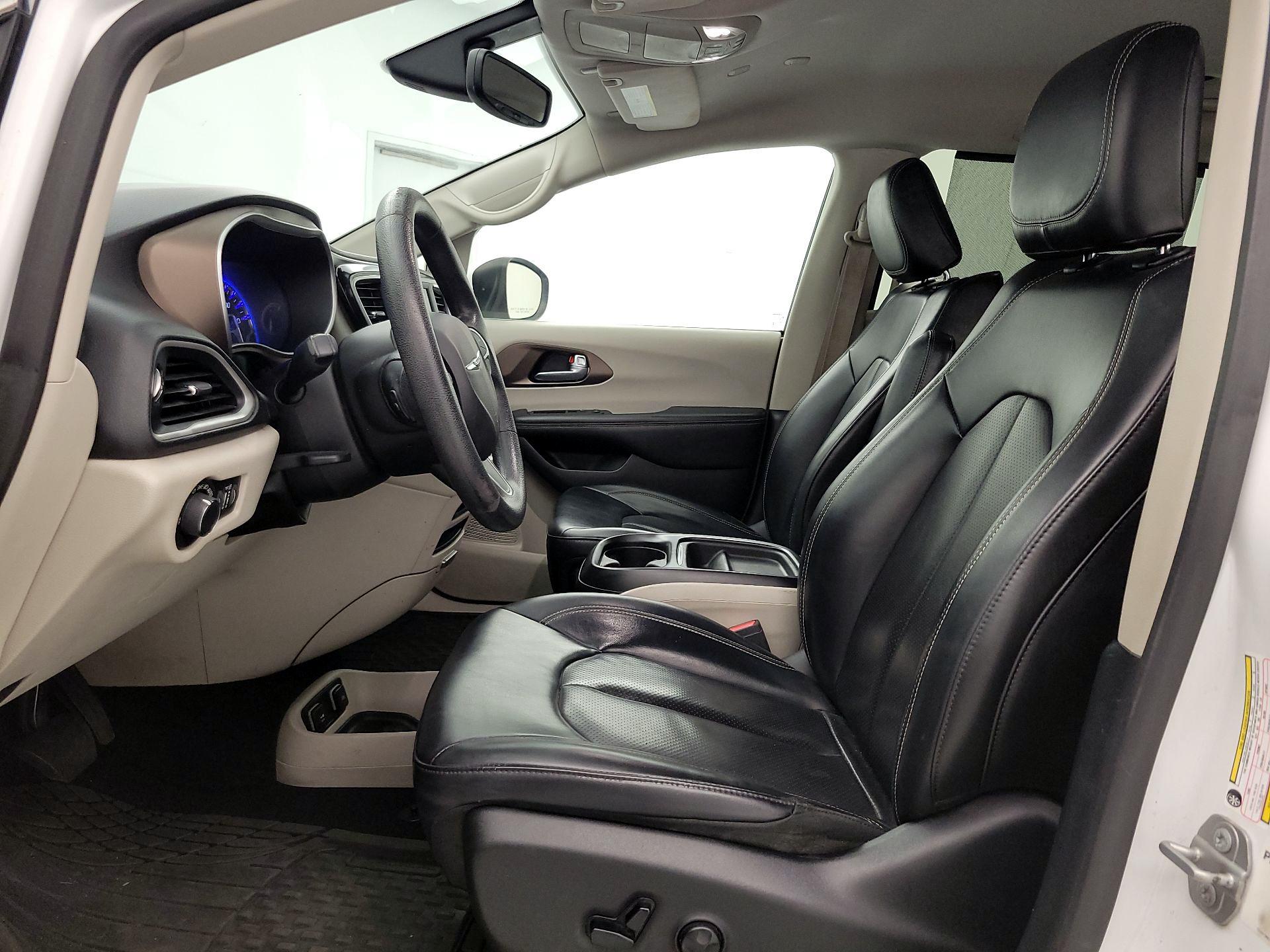 Thumbnail: 2020 Chrysler Voyager - 11
