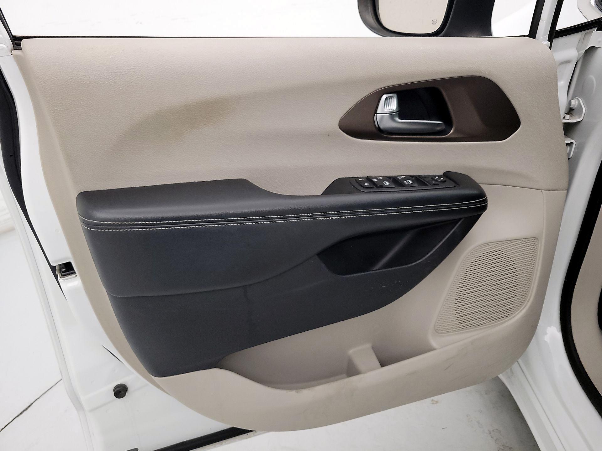 Thumbnail: 2020 Chrysler Voyager - 12