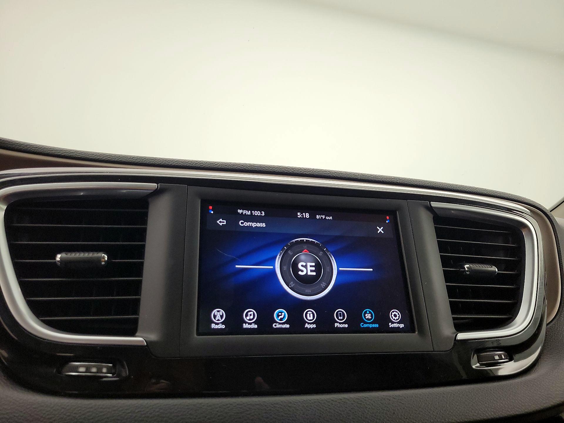 Thumbnail: 2020 Chrysler Voyager - 14