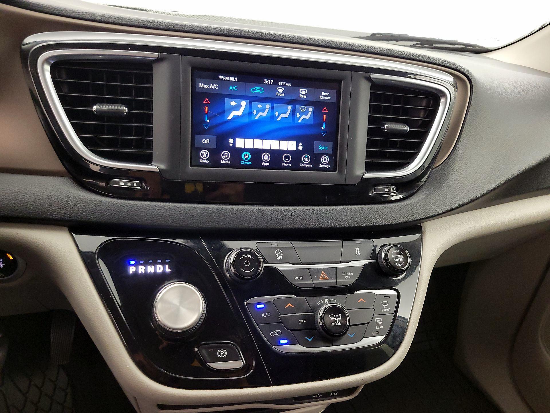 Thumbnail: 2020 Chrysler Voyager - 17