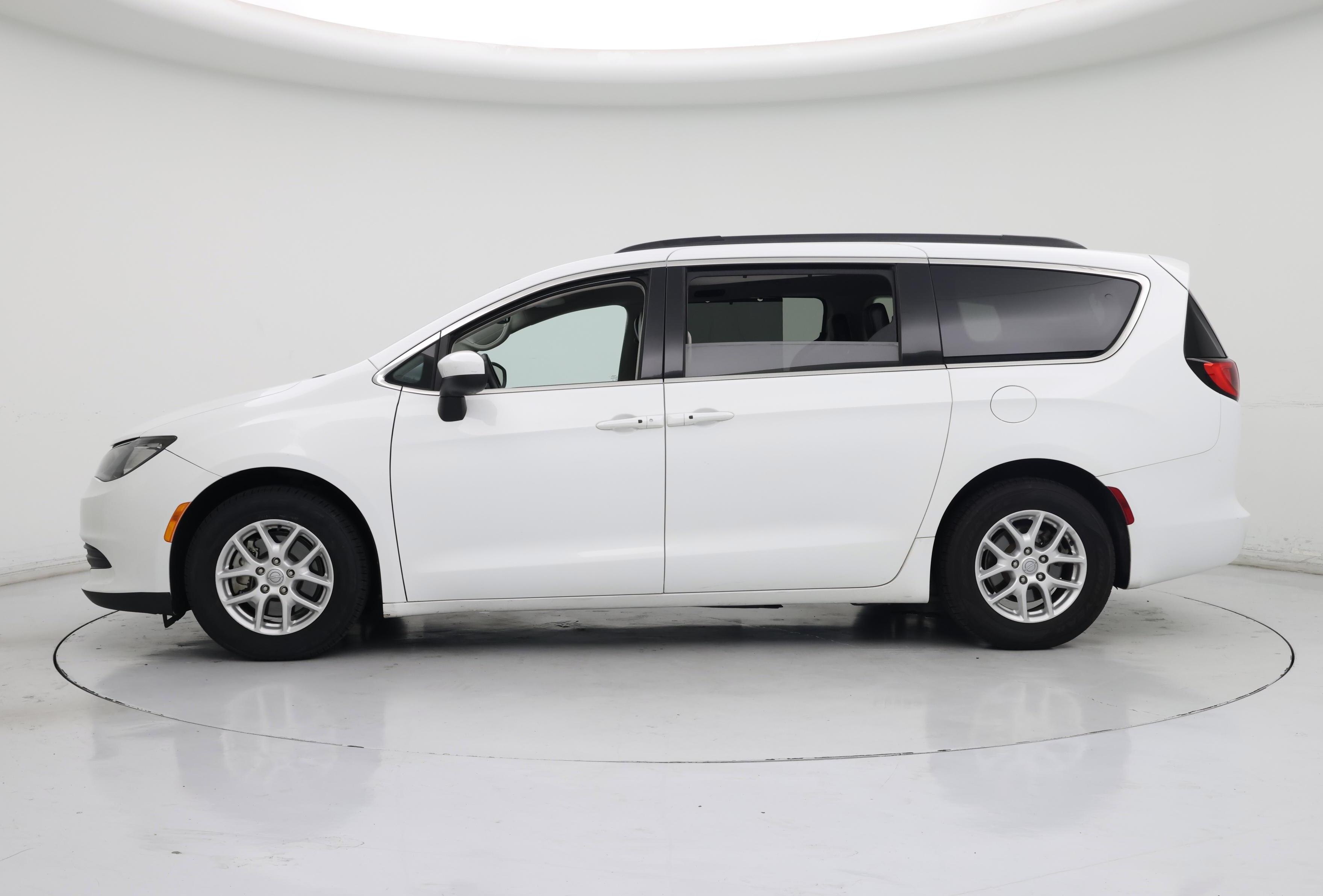 Thumbnail: 2020 Chrysler Voyager - 3