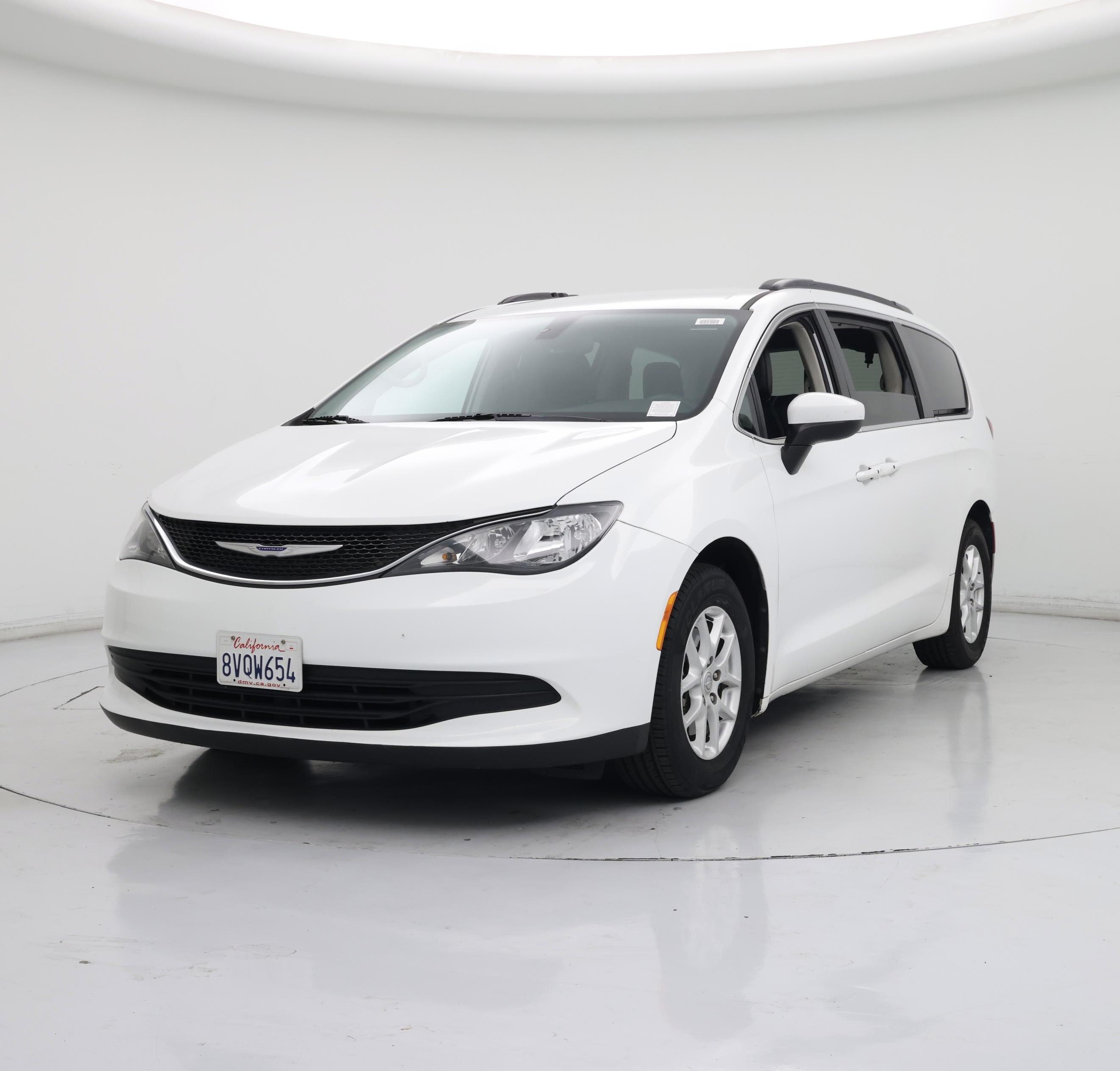 Thumbnail: 2020 Chrysler Voyager - 4