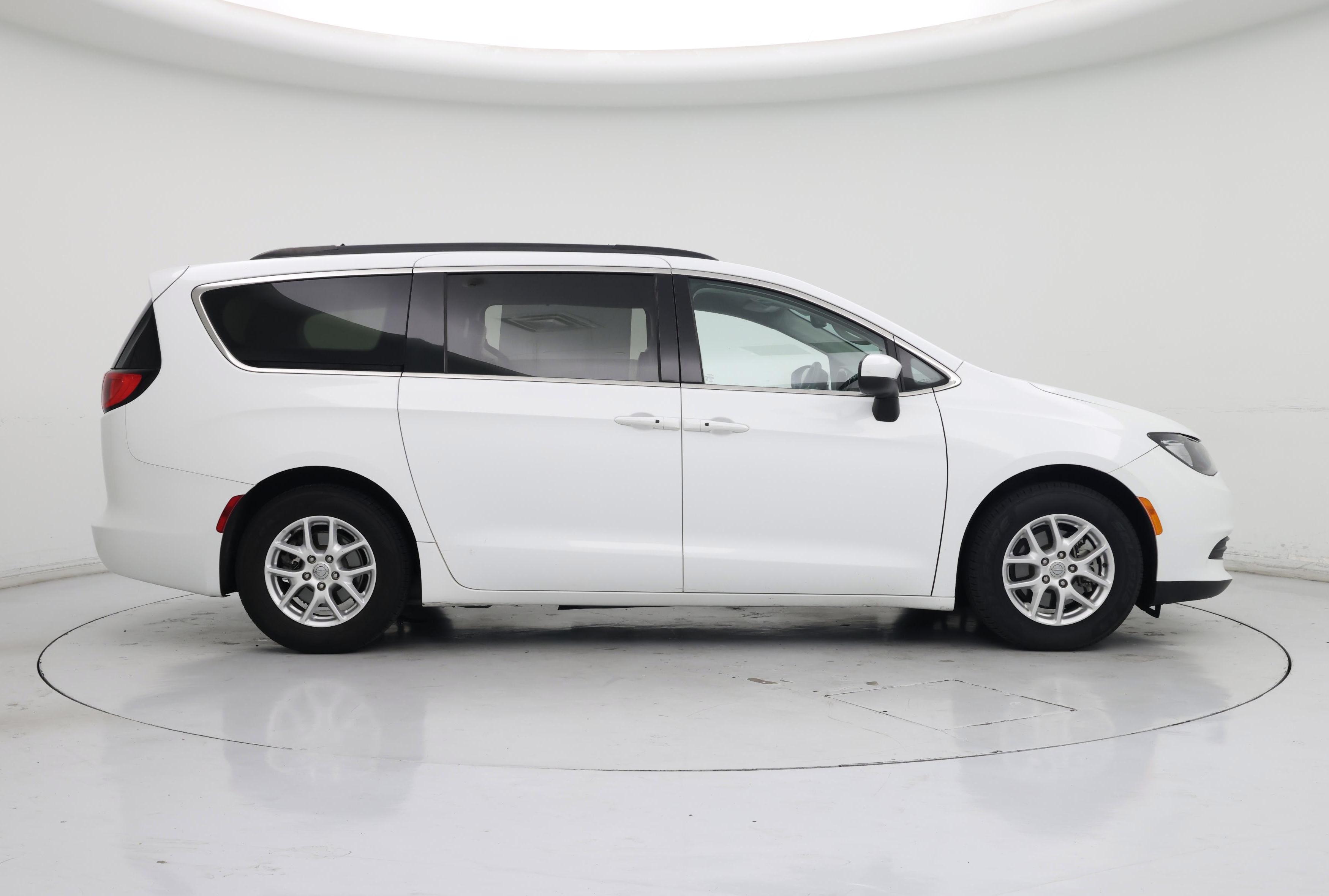 Thumbnail: 2020 Chrysler Voyager - 7