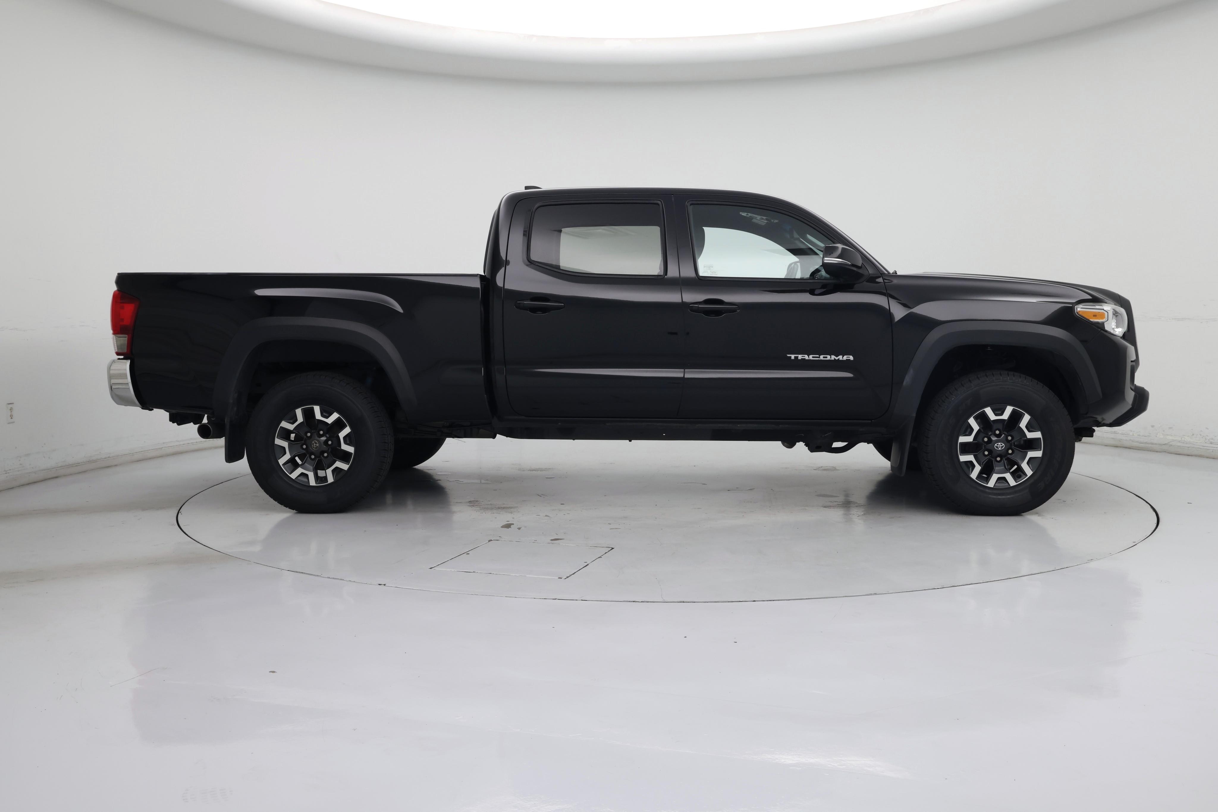 Thumbnail: 2017 Toyota Tacoma - 7