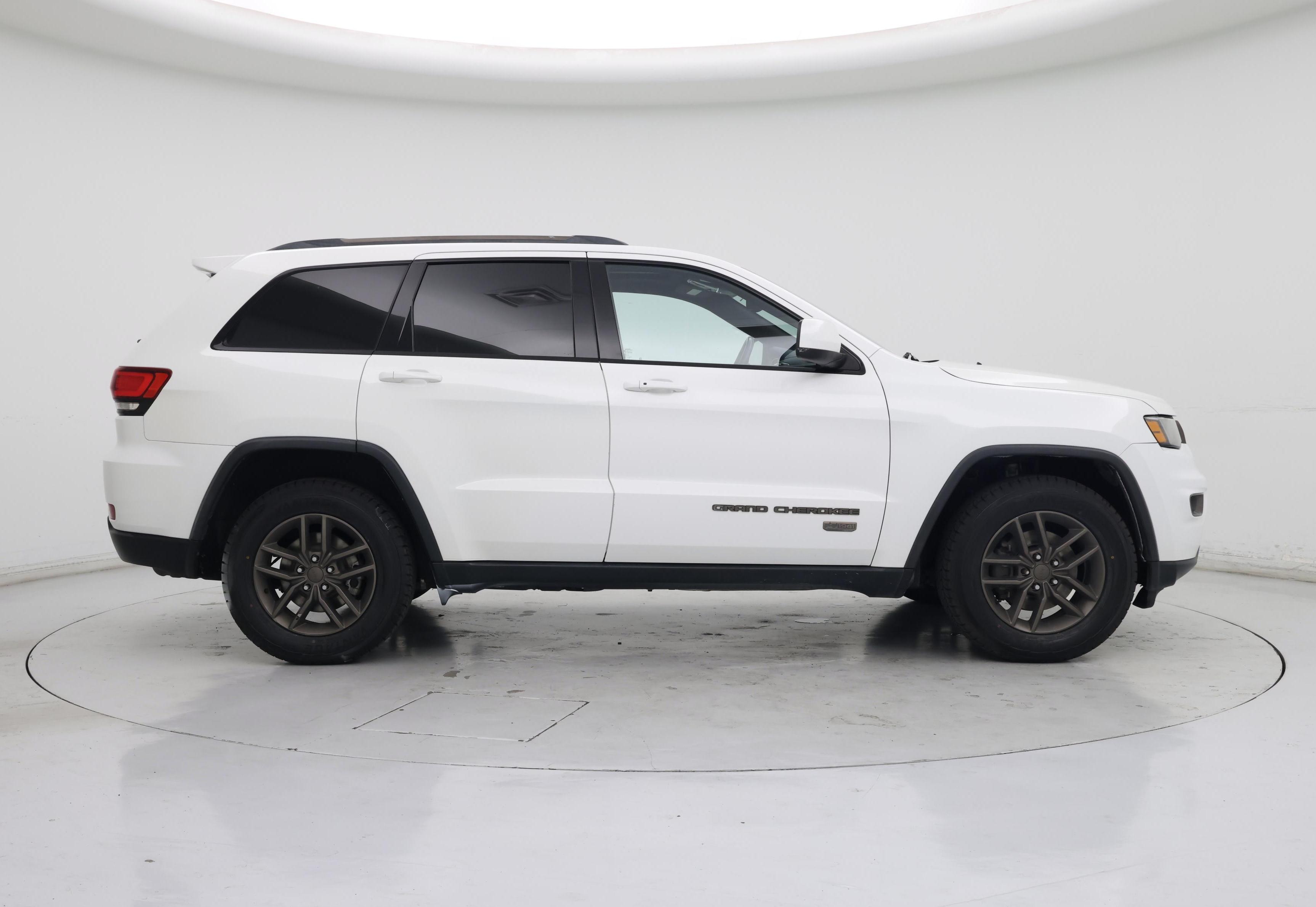 Thumbnail: 2016 Jeep Grand Cherokee - 7