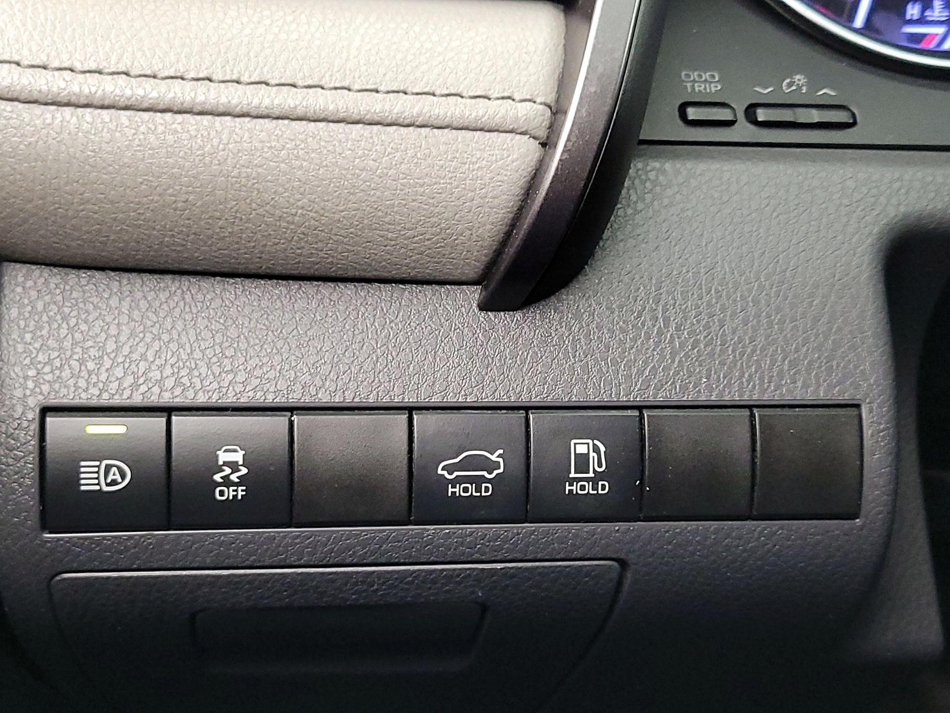 Thumbnail: 2019 Toyota Camry - 13