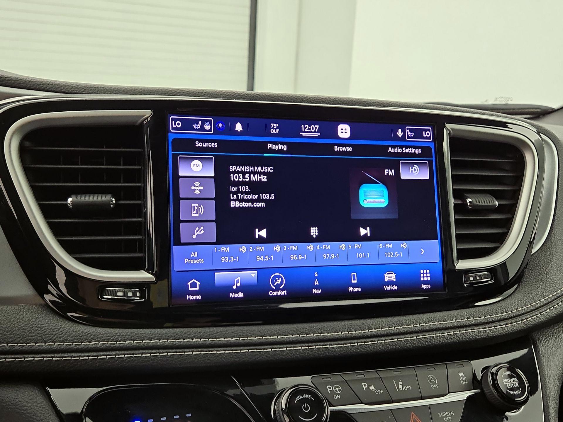 Thumbnail: 2021 Chrysler Pacifica - 16