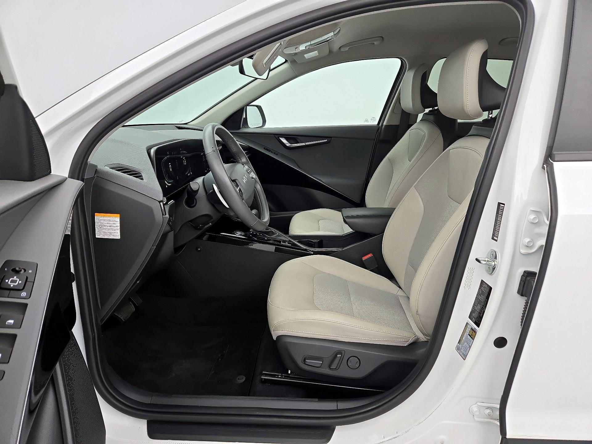 Thumbnail: 2023 Kia Niro - 11