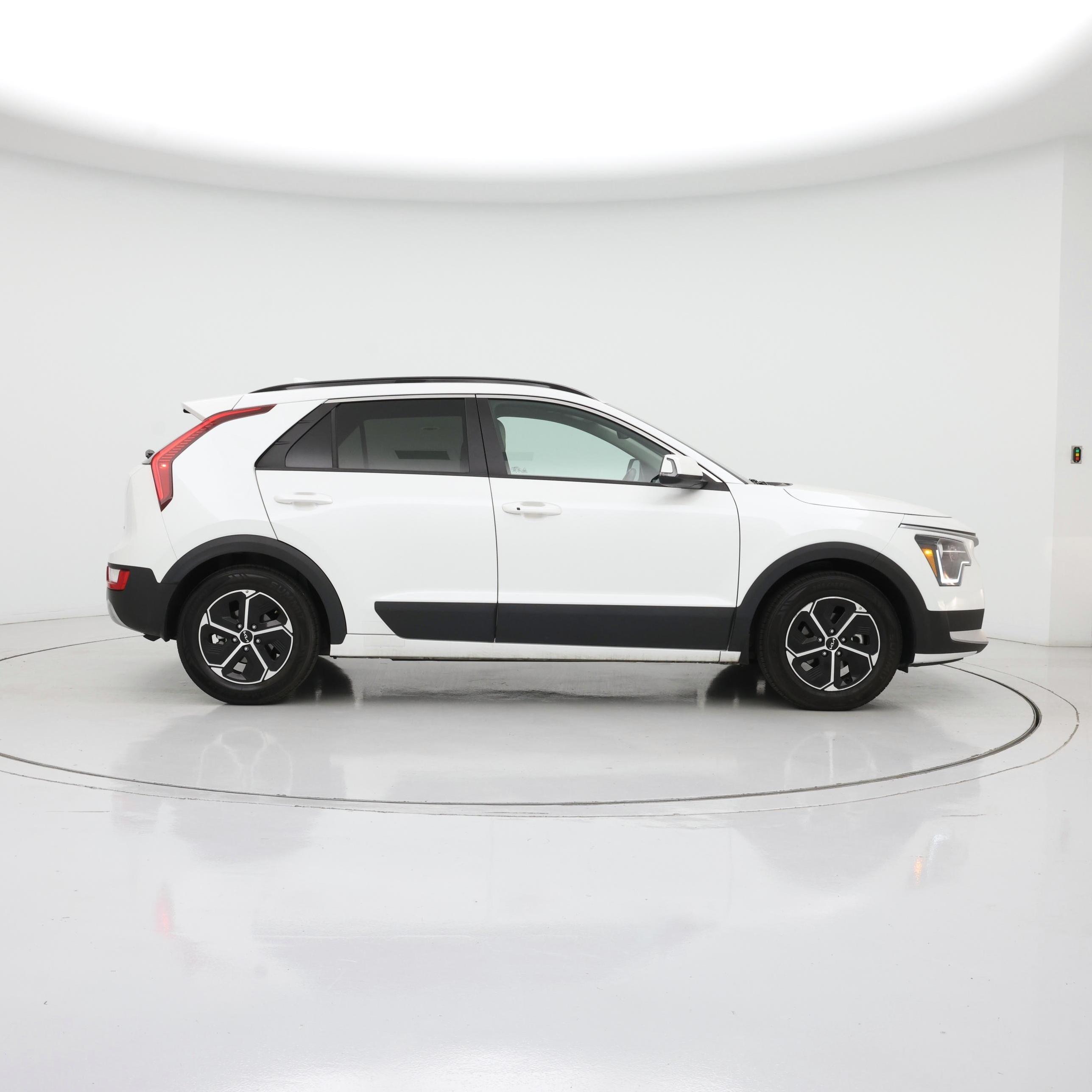 Thumbnail: 2023 Kia Niro - 7