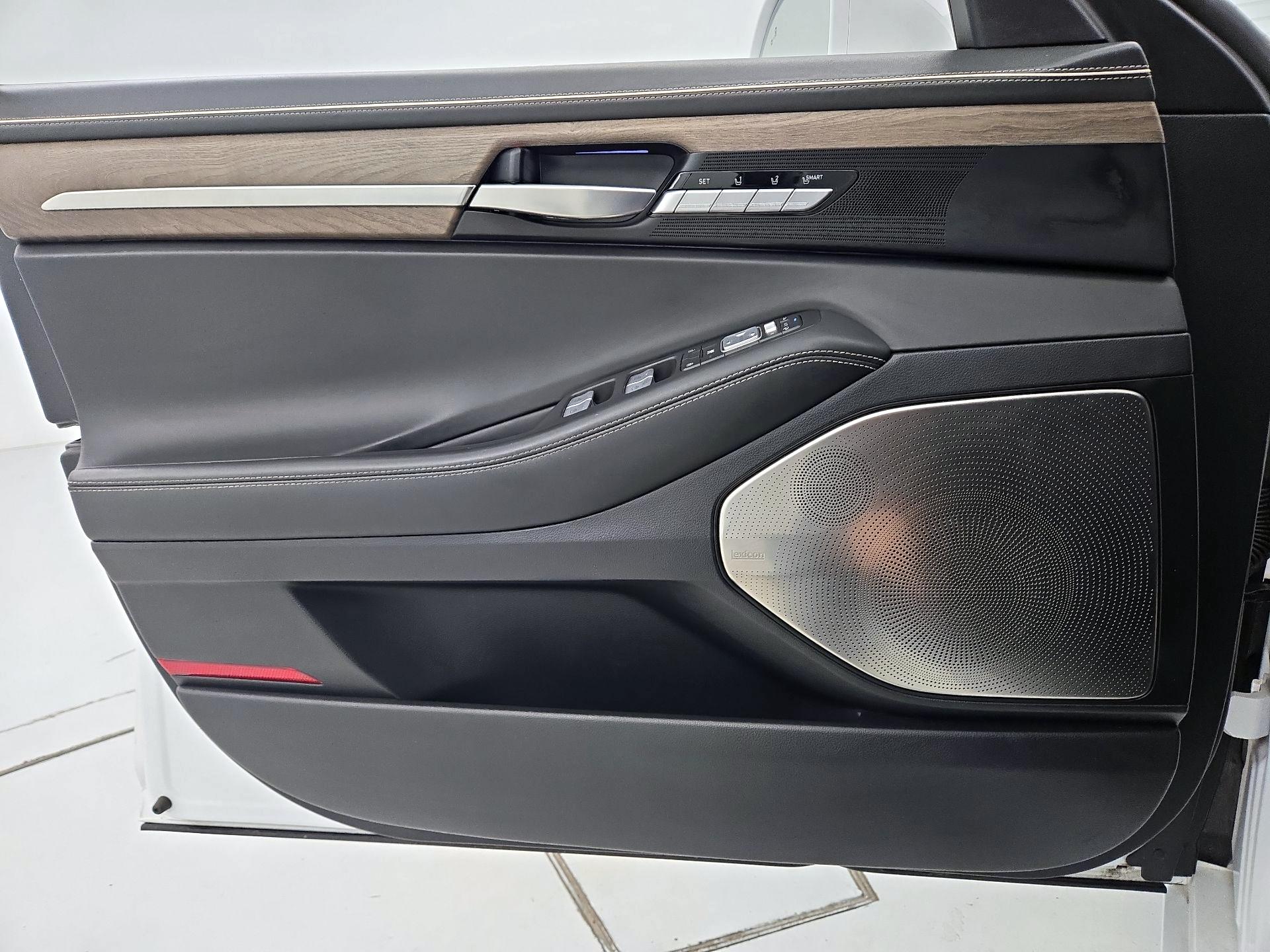 Thumbnail: 2021 Genesis G90 - 12