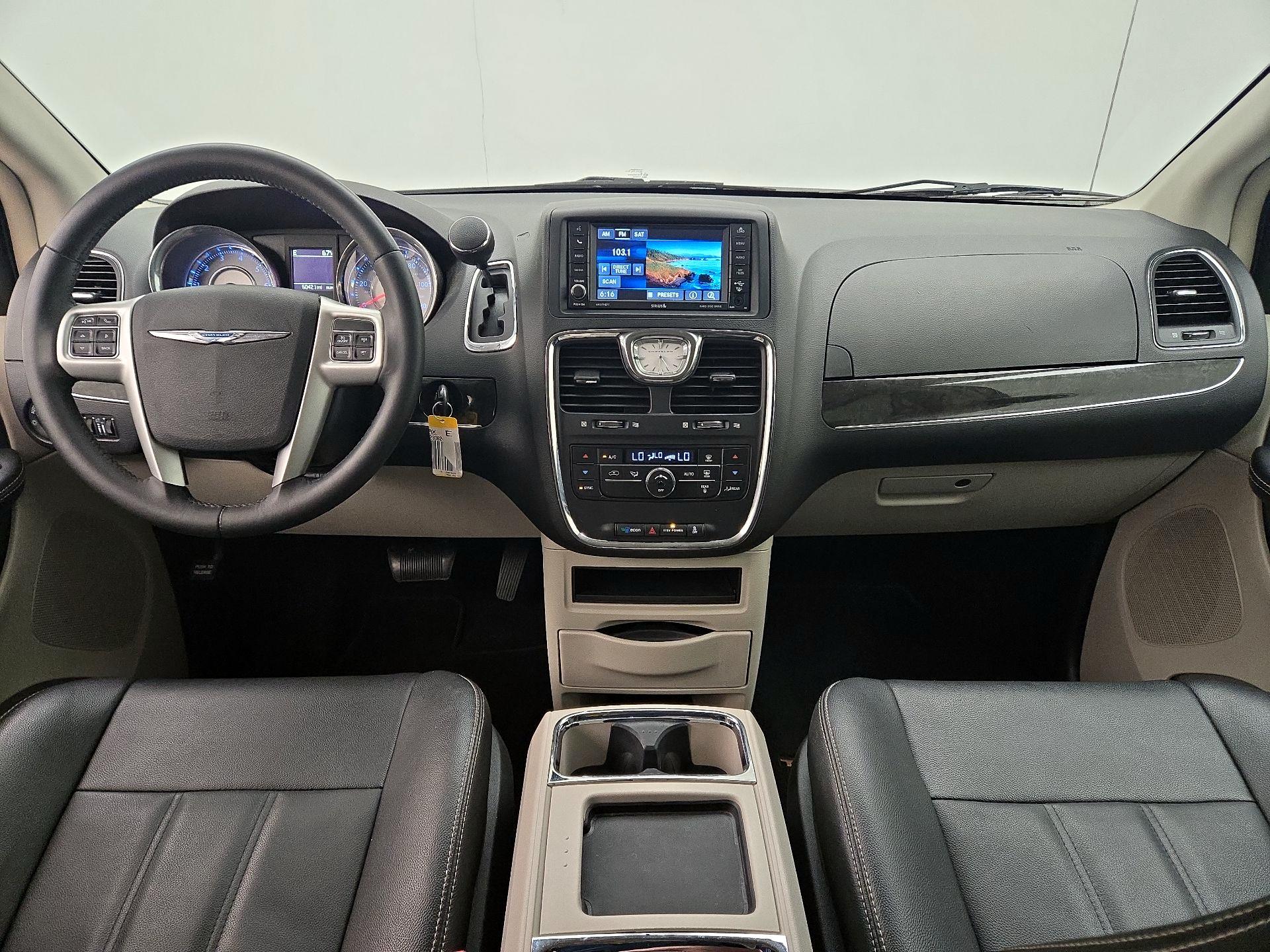 Thumbnail: 2016 Chrysler Town & Country - 9