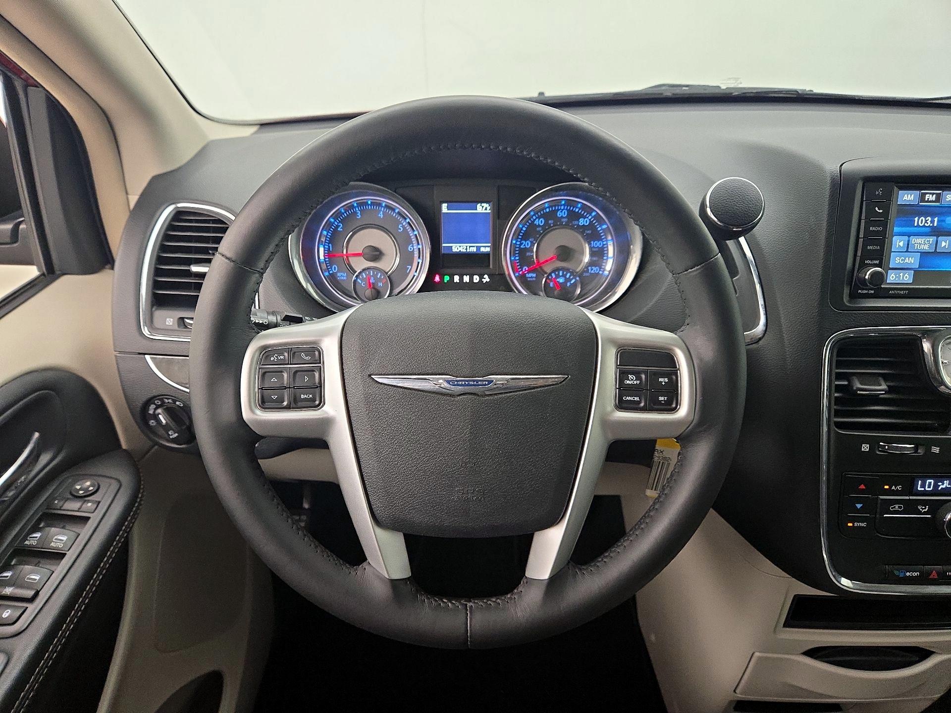 Thumbnail: 2016 Chrysler Town & Country - 10