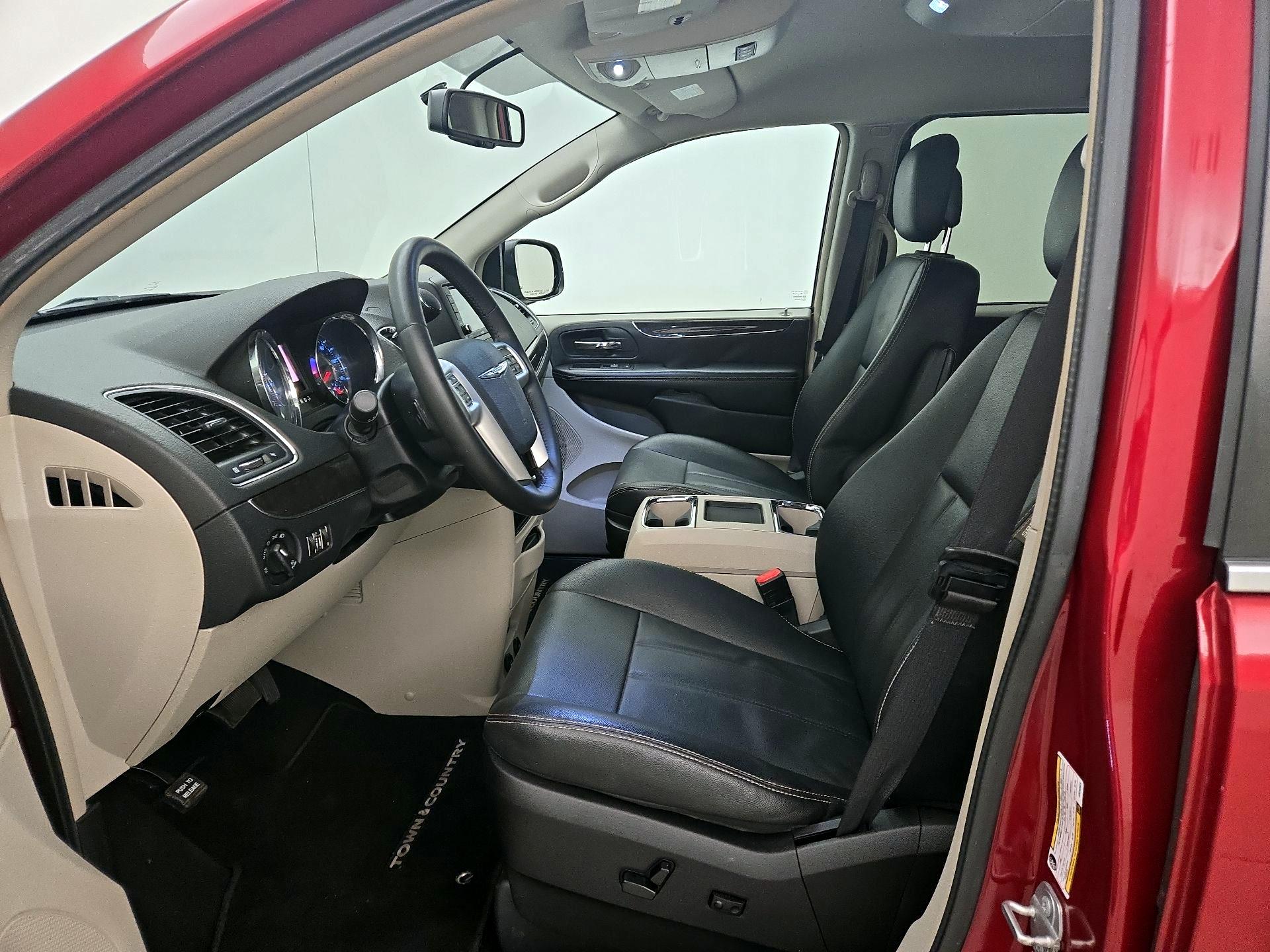 Thumbnail: 2016 Chrysler Town & Country - 11