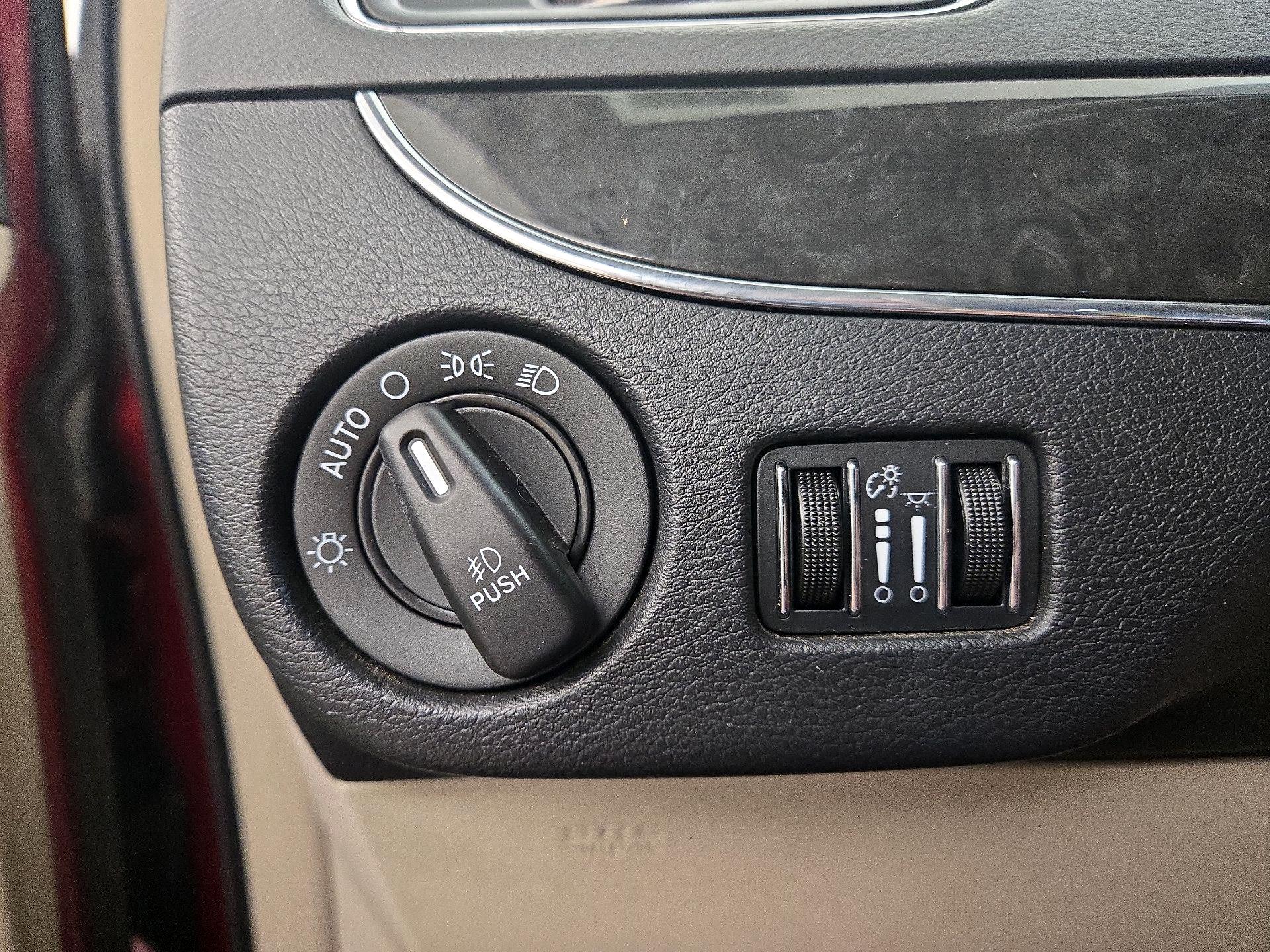 Thumbnail: 2016 Chrysler Town & Country - 13