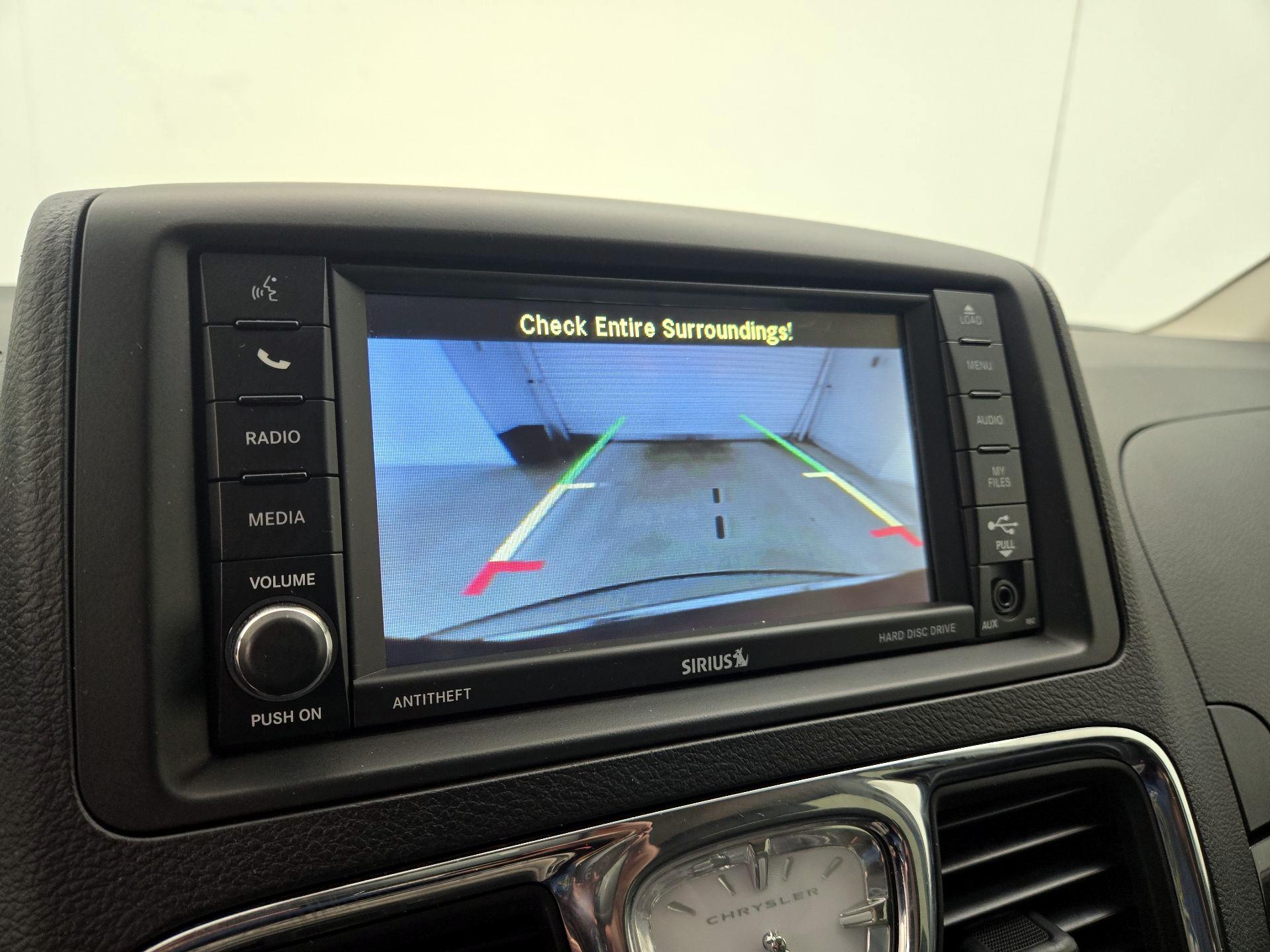 Thumbnail: 2016 Chrysler Town & Country - 14