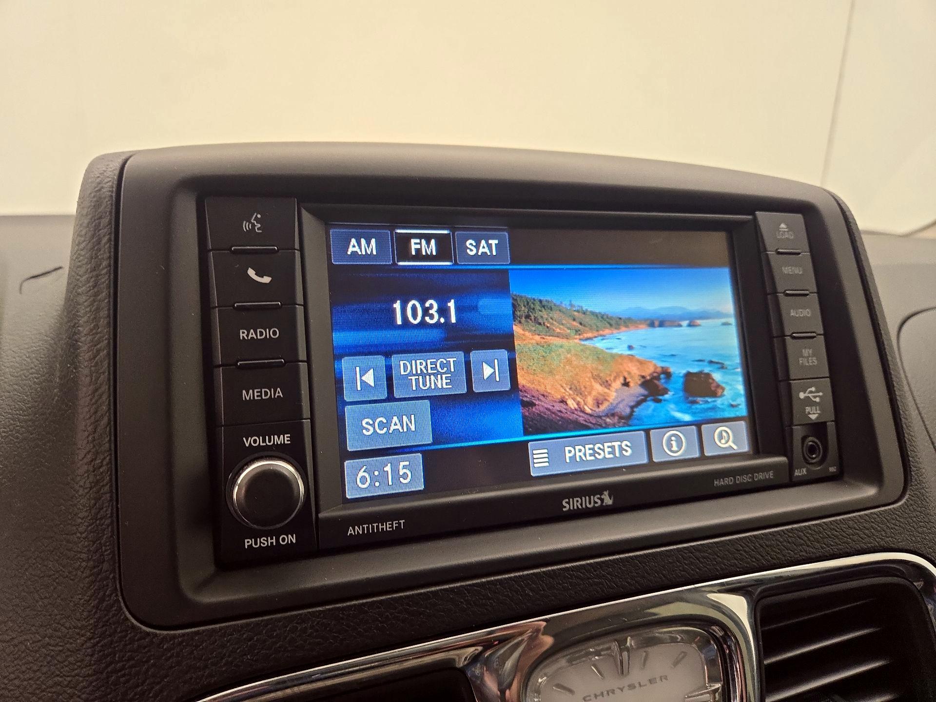 Thumbnail: 2016 Chrysler Town & Country - 15